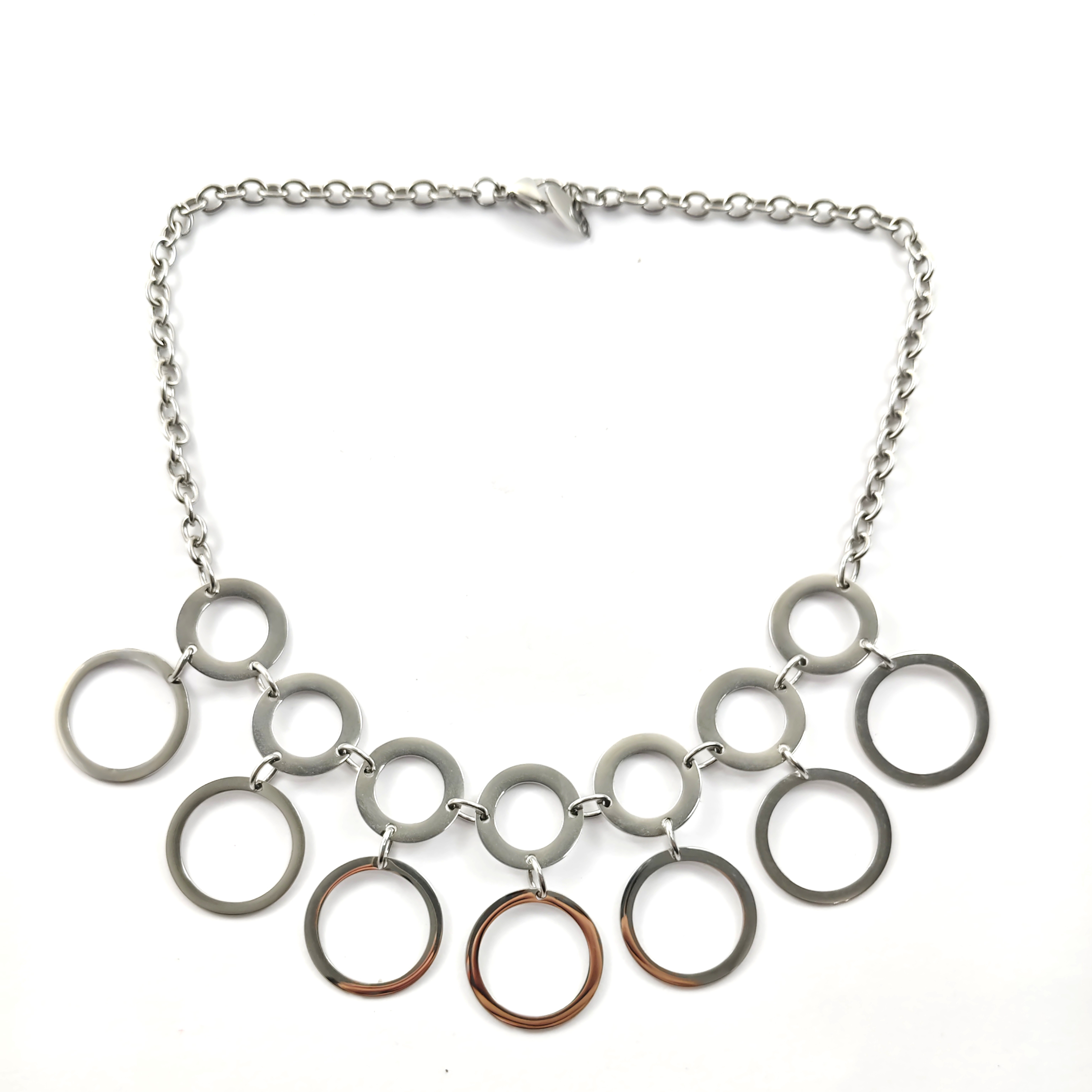 Collier en Acier Inoxydable – Cascade d’Anneaux Géométriques Collier en Acier Inoxydable – Cascade d’Anneaux Géométriques