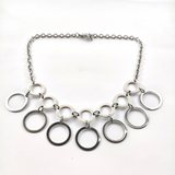 Collier en Acier Inoxydable – Cascade d’Anneaux Géométriques Collier en Acier Inoxydable – Cascade d’Anneaux Géométriques