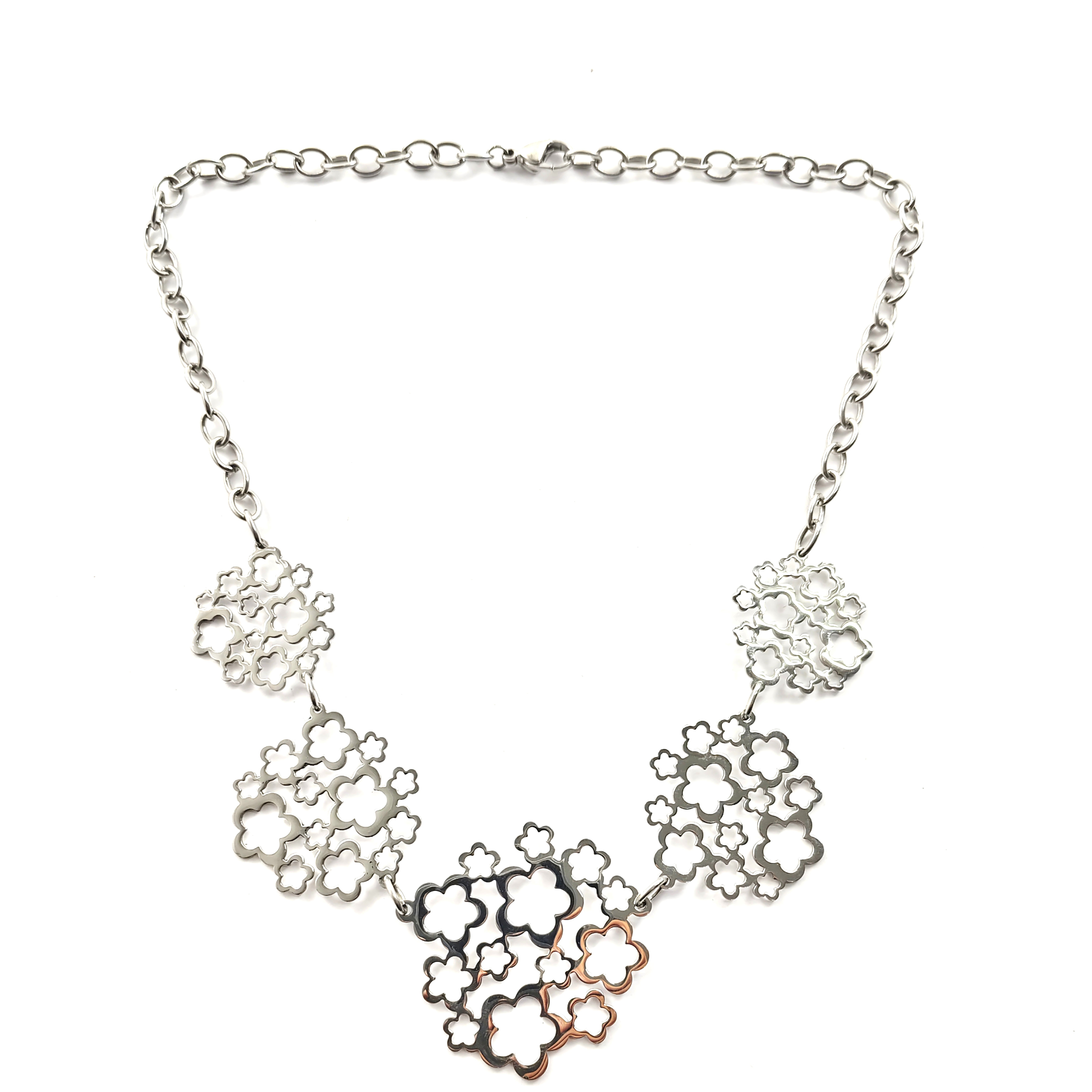 Collier en Acier Inoxydable – Motif Floral Élégant Collier en Acier Inoxydable – Motif Floral Élégant