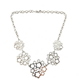Collier en Acier Inoxydable – Motif Floral Élégant Collier en Acier Inoxydable – Motif Floral Élégant