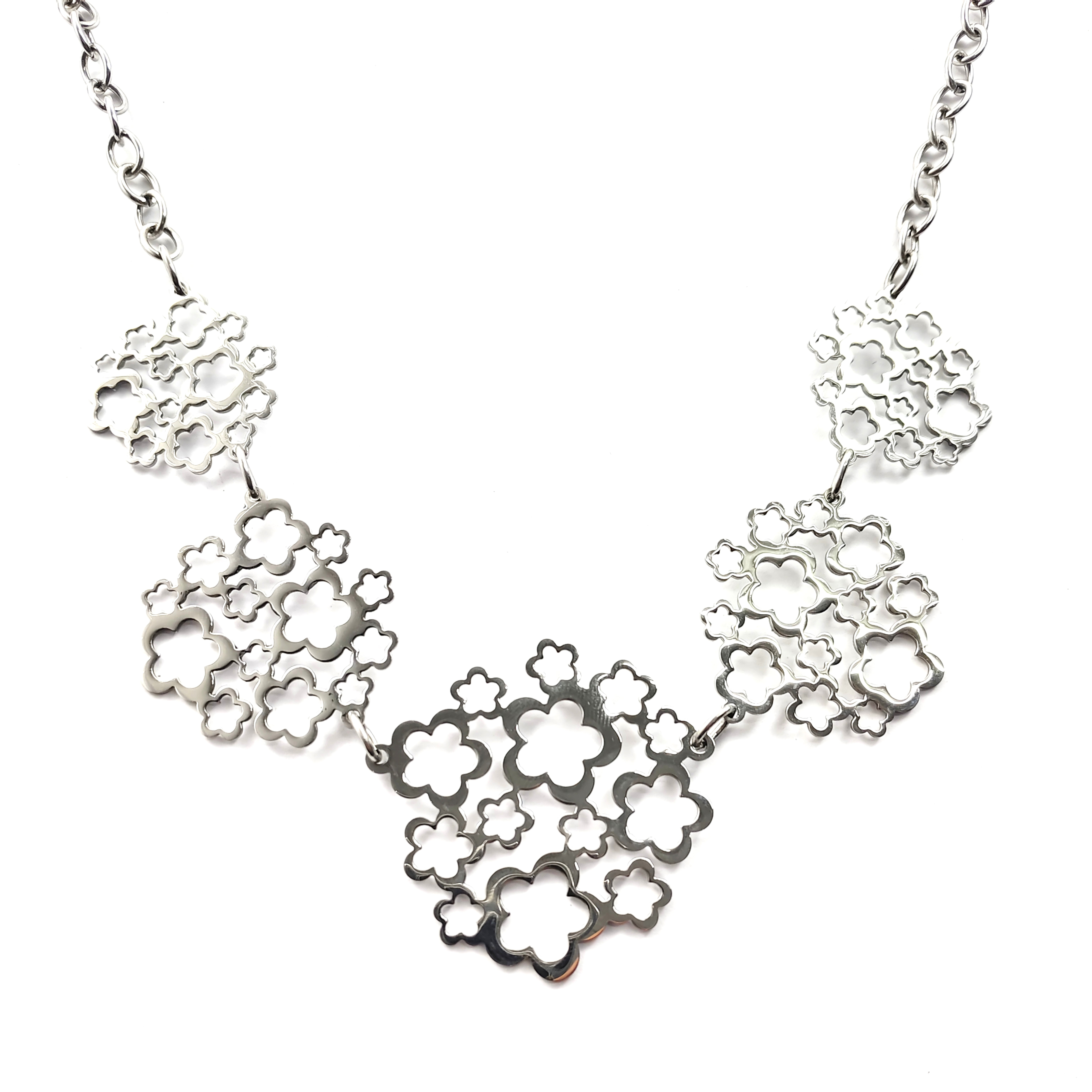 Collier en Acier Inoxydable – Motif Floral Élégant Collier en Acier Inoxydable – Motif Floral Élégant