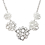 Collier en Acier Inoxydable – Motif Floral Élégant Collier en Acier Inoxydable – Motif Floral Élégant