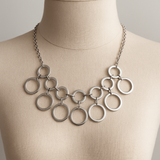 Collier en Acier Inoxydable – Cascade d’Anneaux Géométriques Collier en Acier Inoxydable – Cascade d’Anneaux Géométriques
