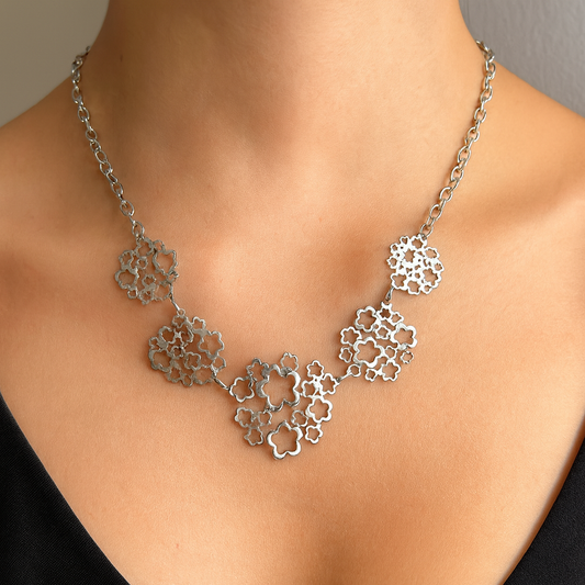Collier en Acier Inoxydable – Motif Floral Élégant