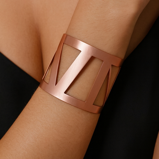Bracelet manchette rigide en acier rosé.