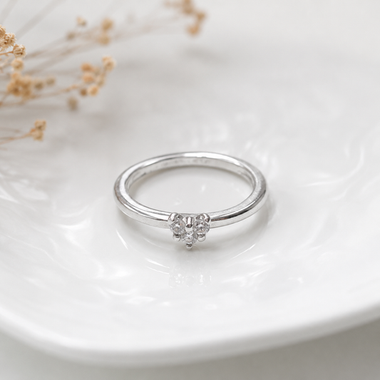 Bague Fine en Argent avec Cristaux – Élégance Minimaliste