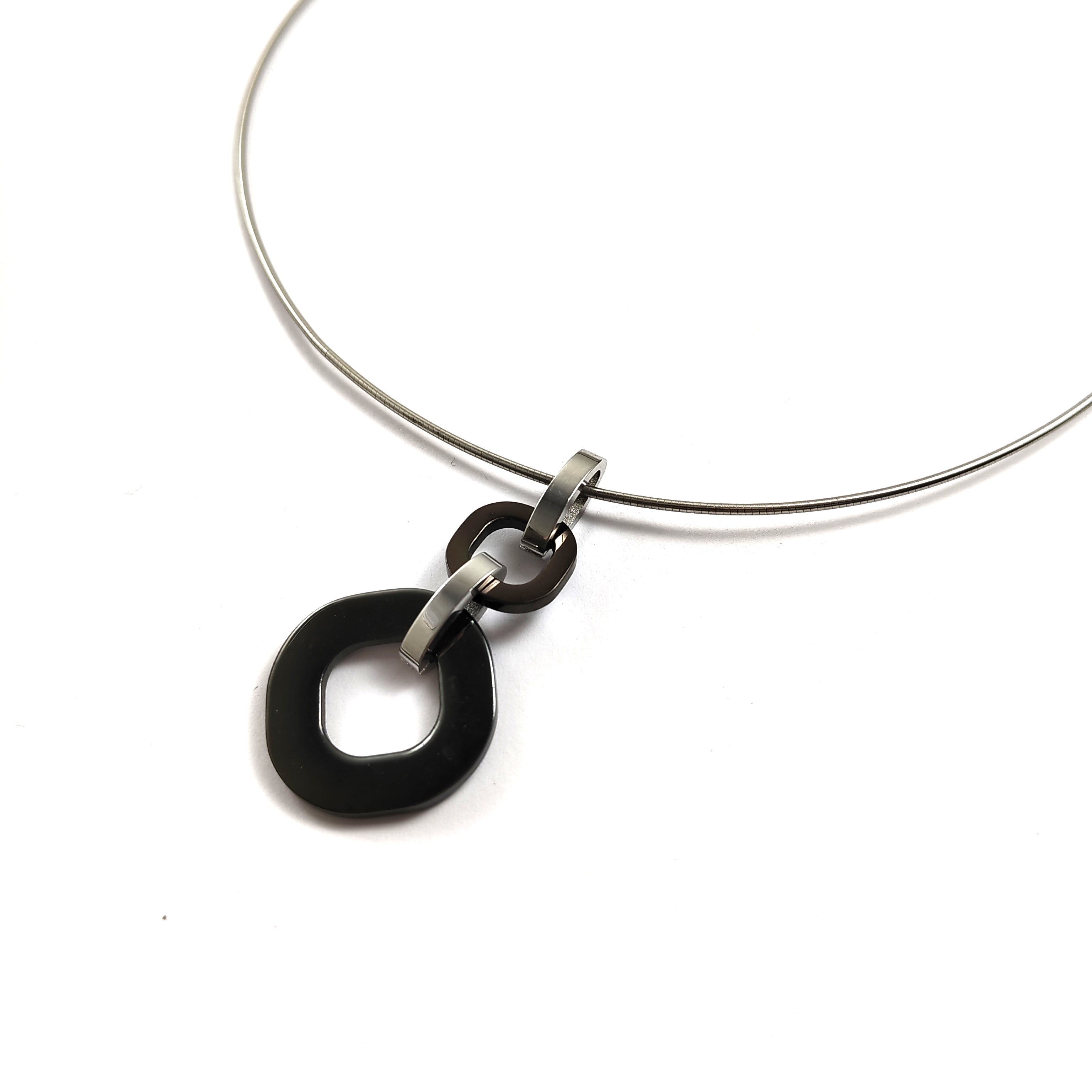 Collier Design Cercle Noir & Acier Inoxydable Collier Design Cercle Noir & Acier Inoxydable