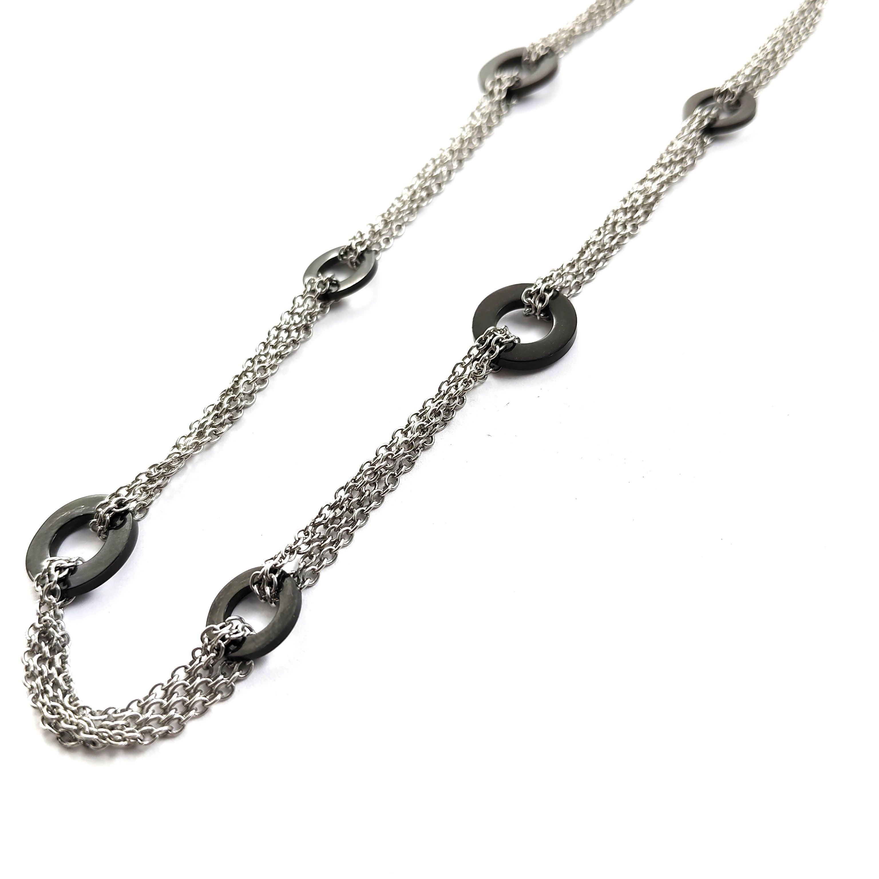 Collier Long en Acier Inoxydable avec Anneaux Noirs Collier Long en Acier Inoxydable avec Anneaux Noirs