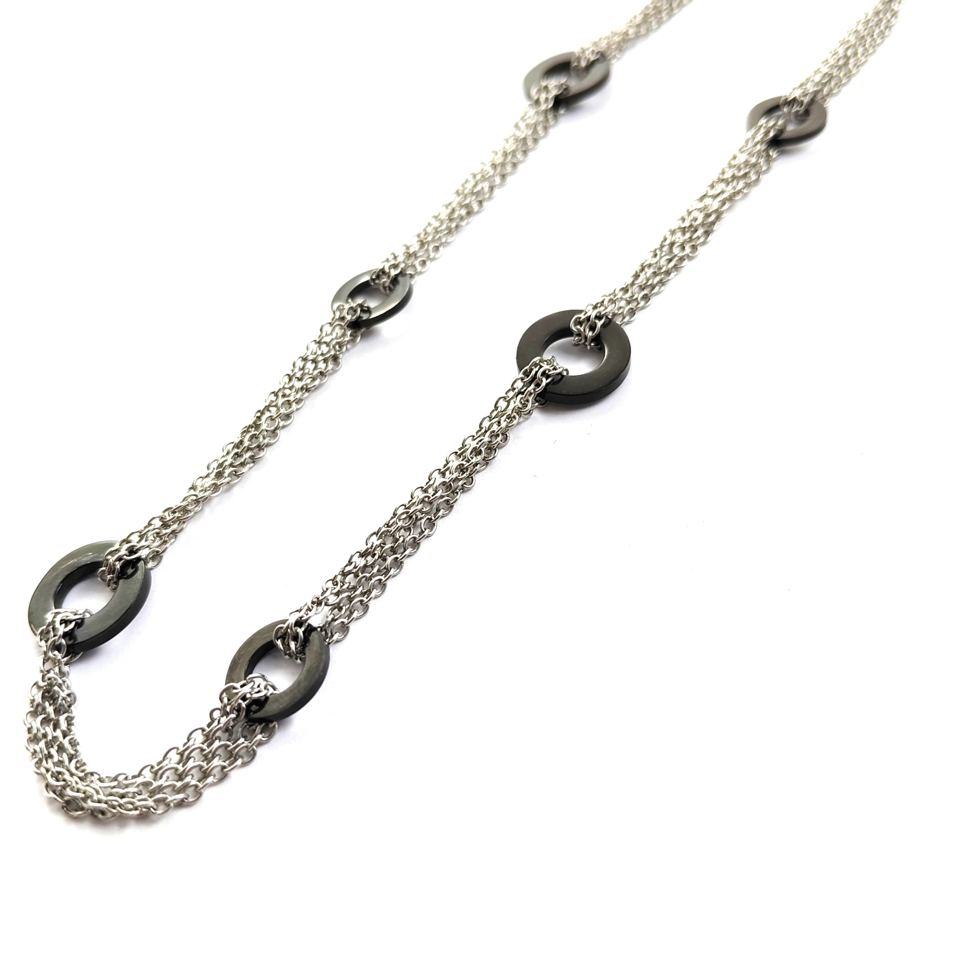 Collier Long en Acier Inoxydable avec Anneaux Noirs Collier Long en Acier Inoxydable avec Anneaux Noirs