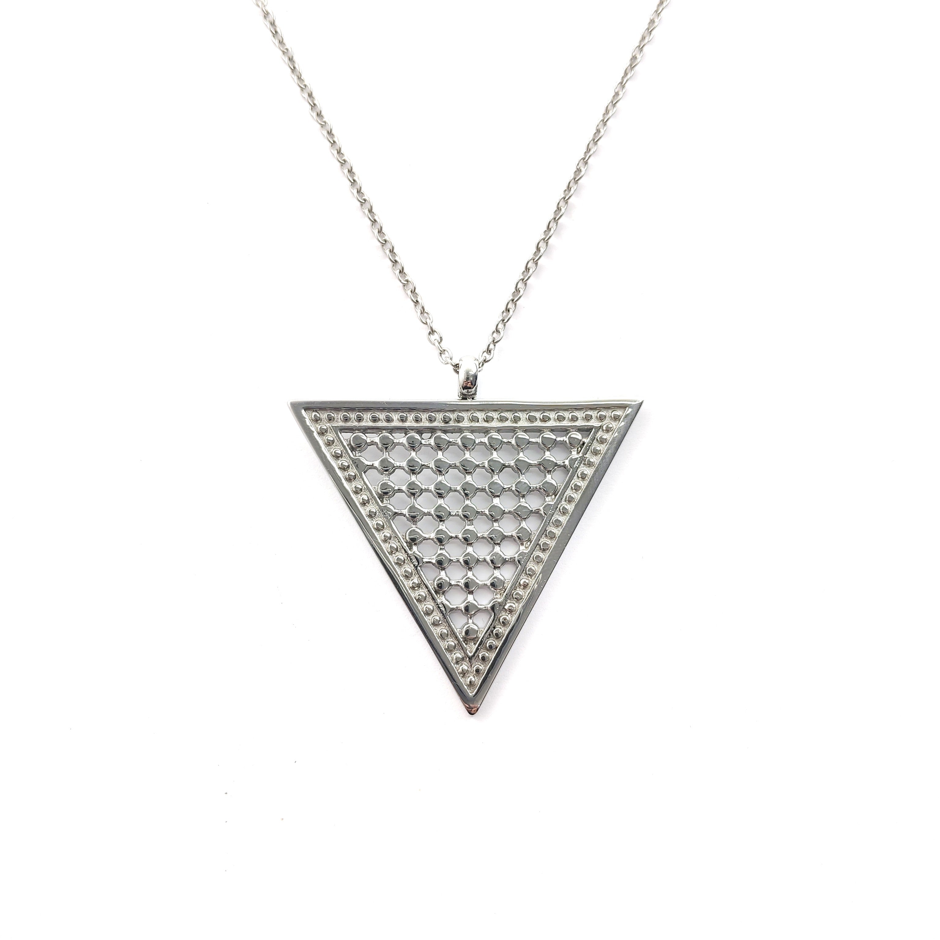 Collier Pendentif Triangle Ajouré – Fini acier inoxydable Collier Pendentif Triangle Ajouré – Fini acier inoxydable