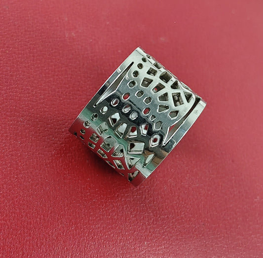 Bague large ajourée en acier – Motifs géométriques modernes