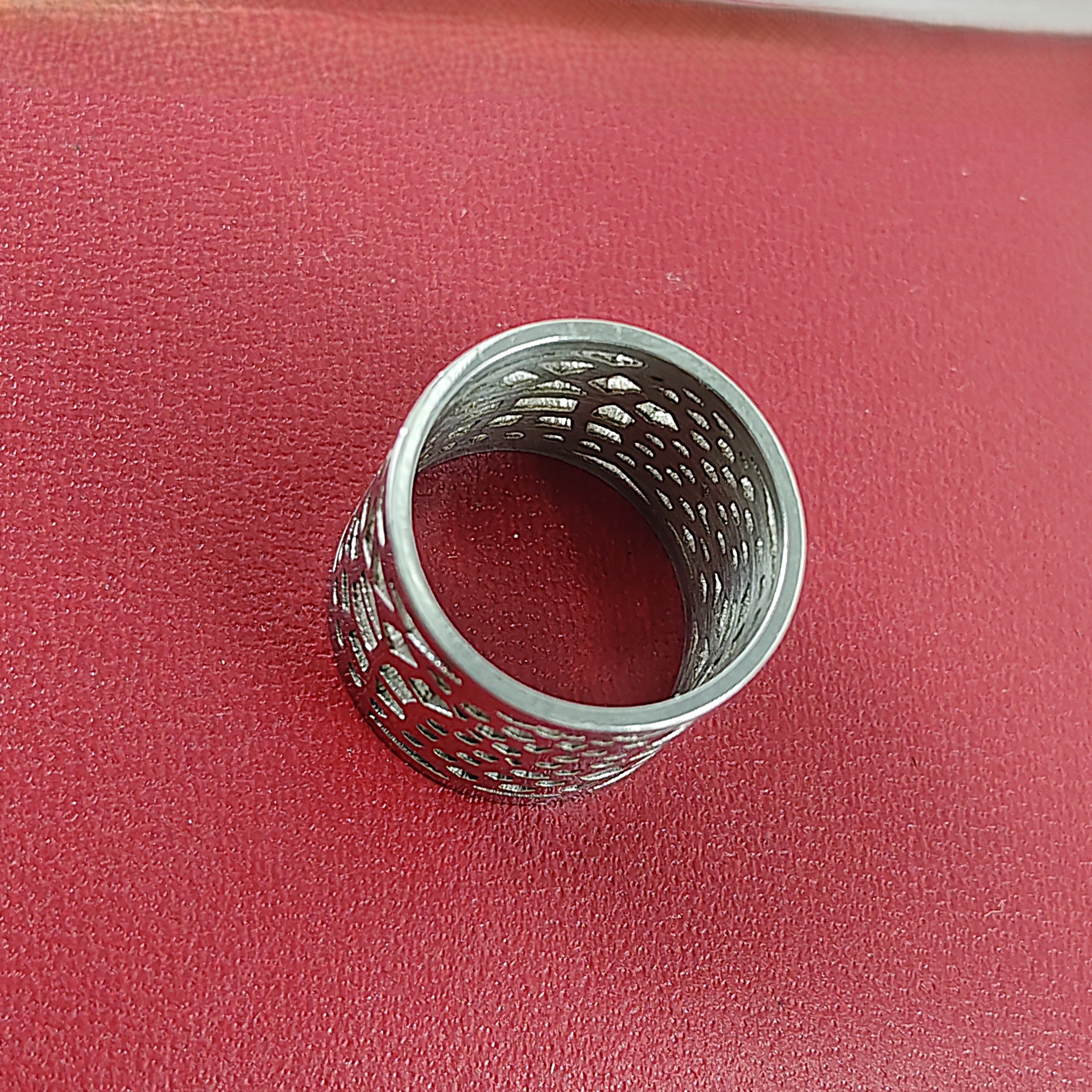 Bague large ajourée en acier – Motifs géométriques modernes Bague large ajourée en acier – Motifs géométriques modernes