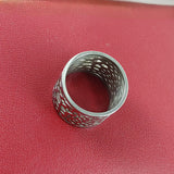Bague large ajourée en acier – Motifs géométriques modernes Bague large ajourée en acier – Motifs géométriques modernes
