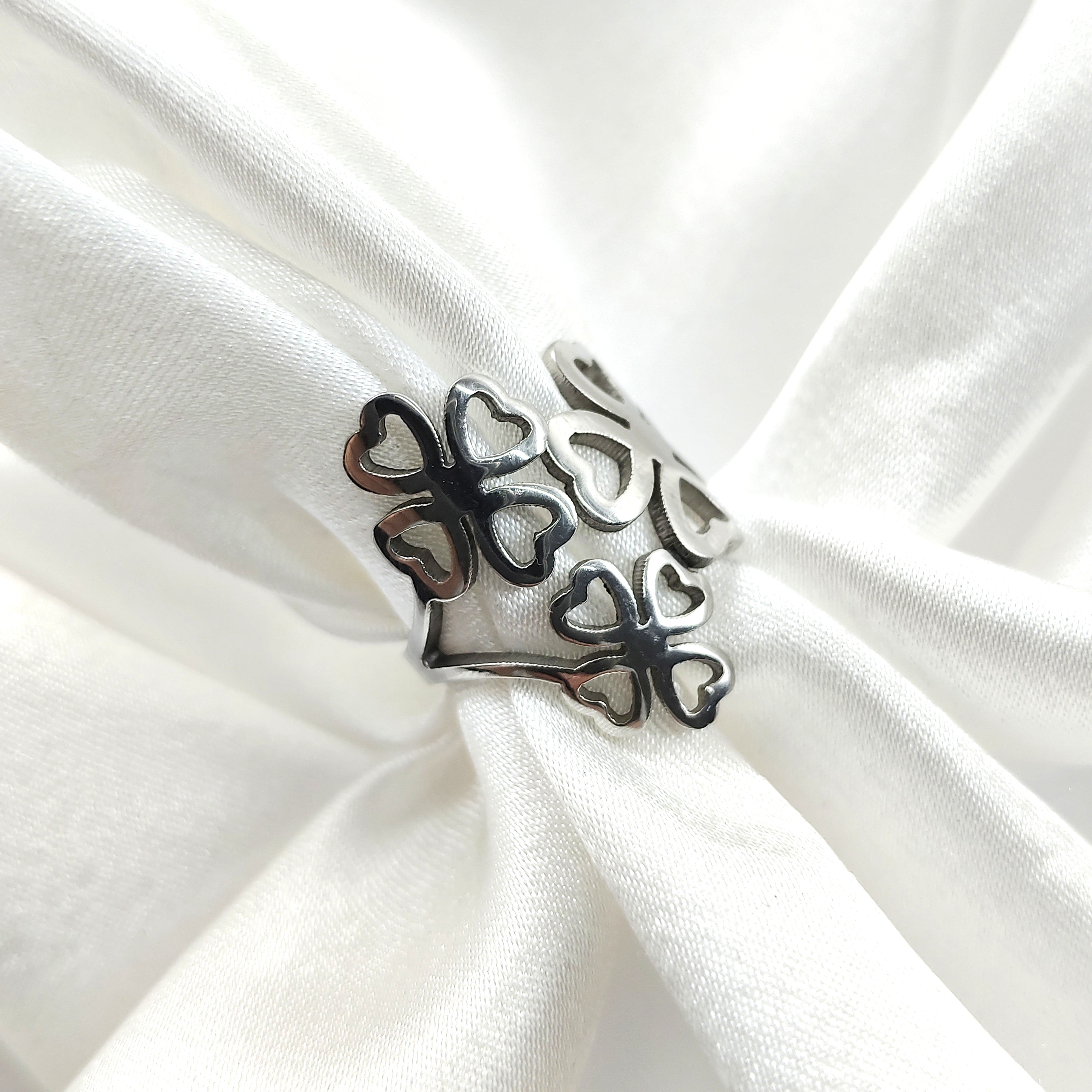 Bague en acier inoxydable papillons ajourés – Élégance et légèreté Bague en acier inoxydable papillons ajourés – Élégance et légèreté