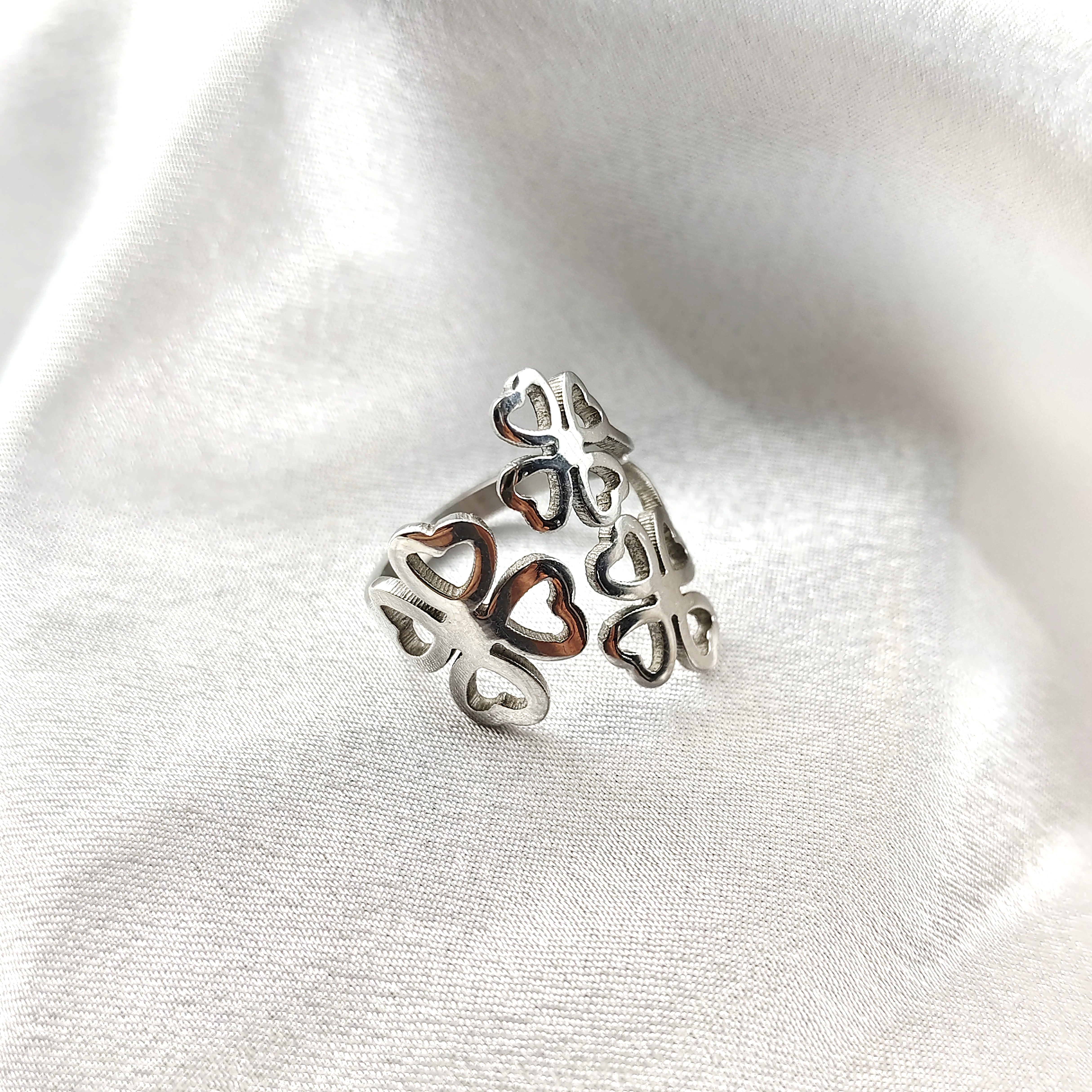 Bague en acier inoxydable papillons ajourés – Élégance et légèreté Bague en acier inoxydable papillons ajourés – Élégance et légèreté
