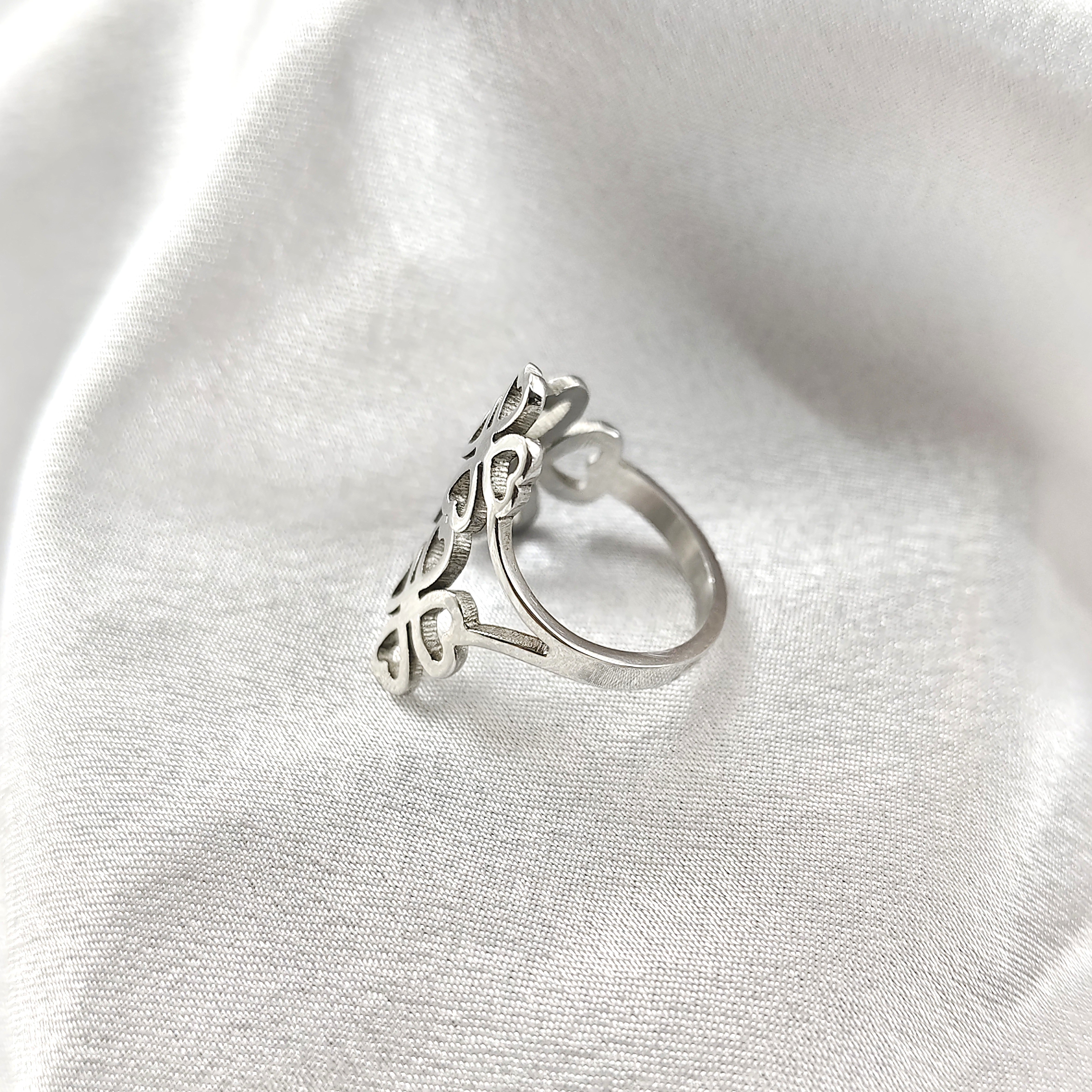 Bague en acier inoxydable papillons ajourés – Élégance et légèreté Bague en acier inoxydable papillons ajourés – Élégance et légèreté