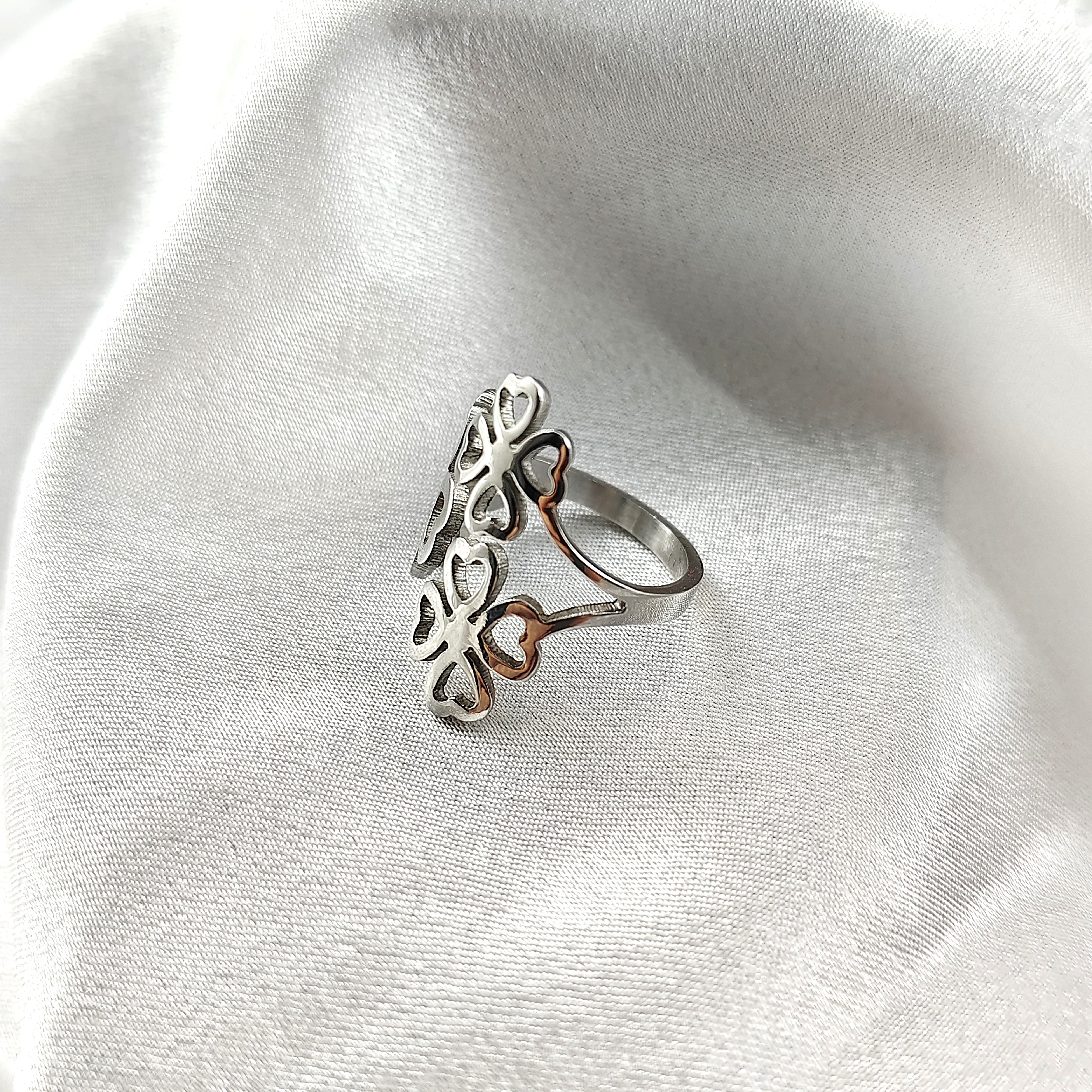 Bague en acier inoxydable papillons ajourés – Élégance et légèreté Bague en acier inoxydable papillons ajourés – Élégance et légèreté