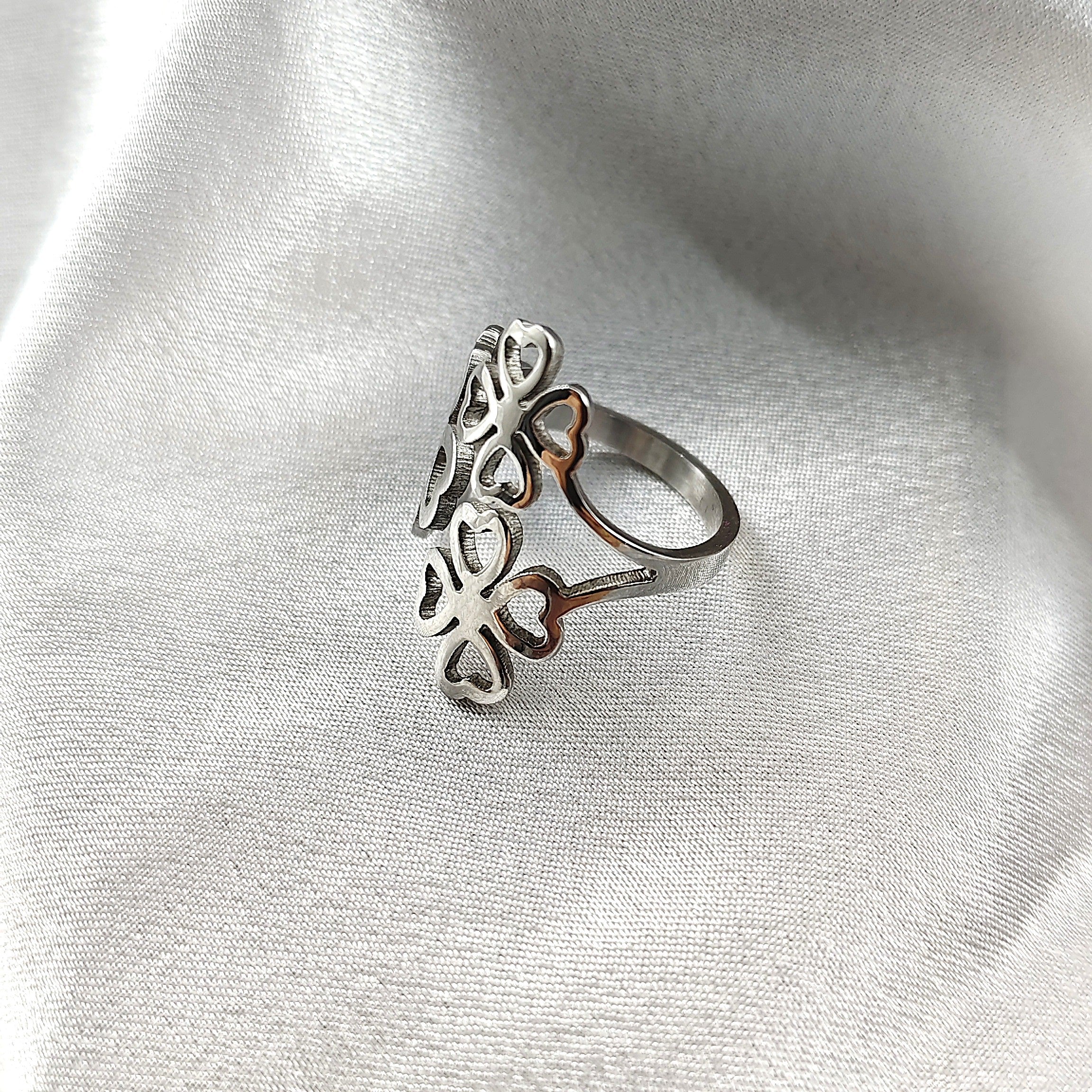 Bague en acier inoxydable papillons ajourés – Élégance et légèreté Bague en acier inoxydable papillons ajourés – Élégance et légèreté