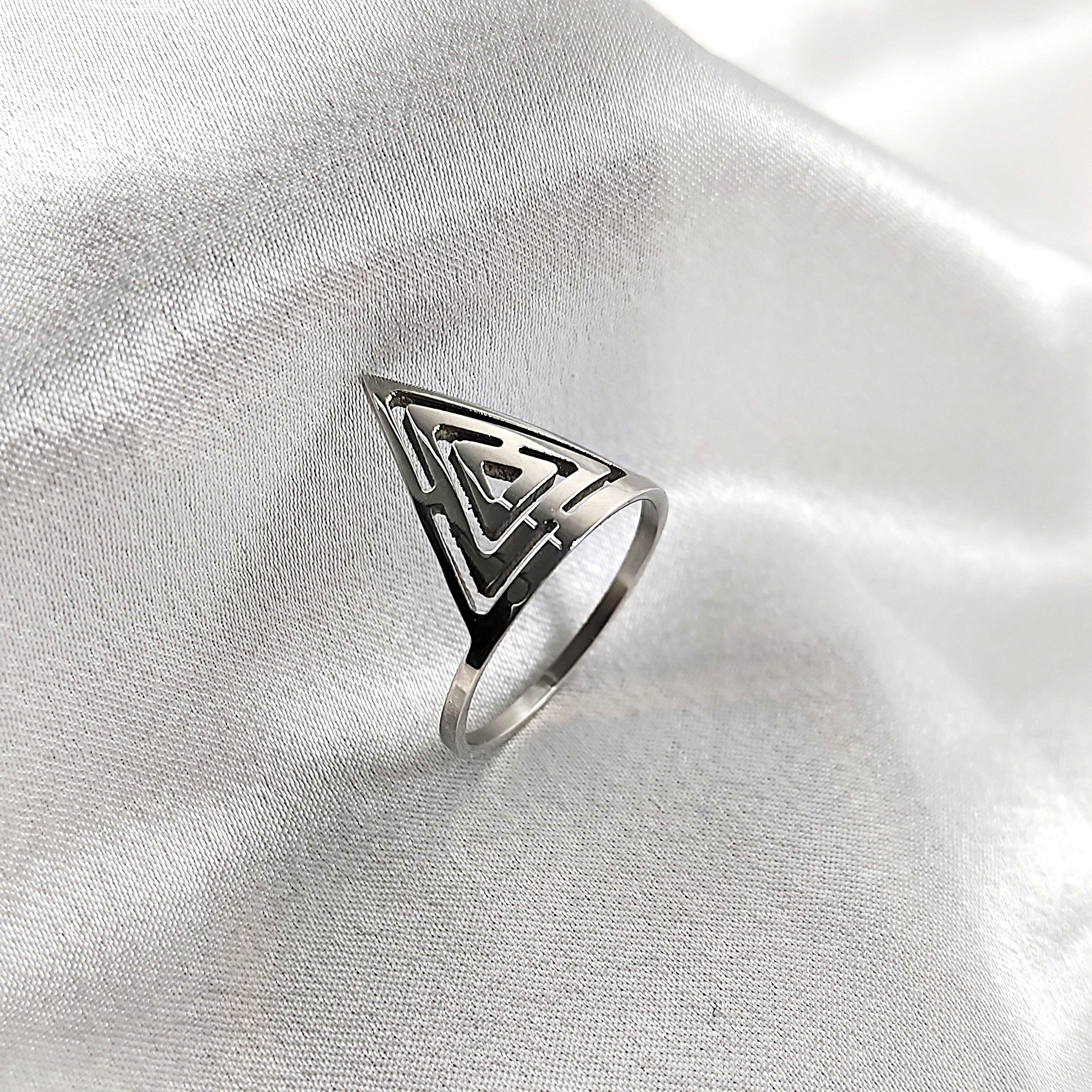 Bague en Acier Inoxydable – Design Triangle Ajourné Bague en Acier Inoxydable – Design Triangle Ajourné