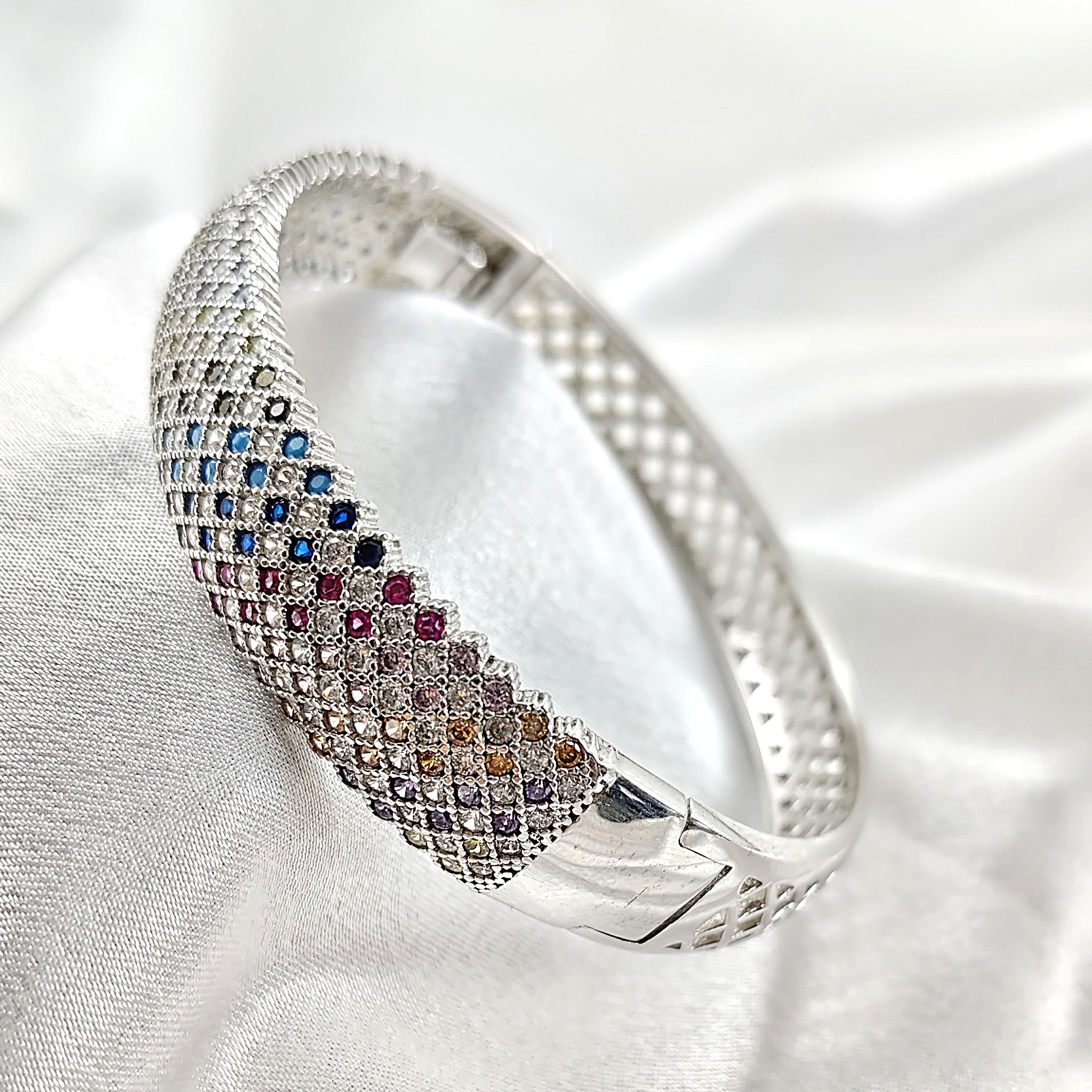 Bracelet en argent serti de pierres multicolores – Éclat et élégance Bracelet en argent serti de pierres multicolores – Éclat et élégance