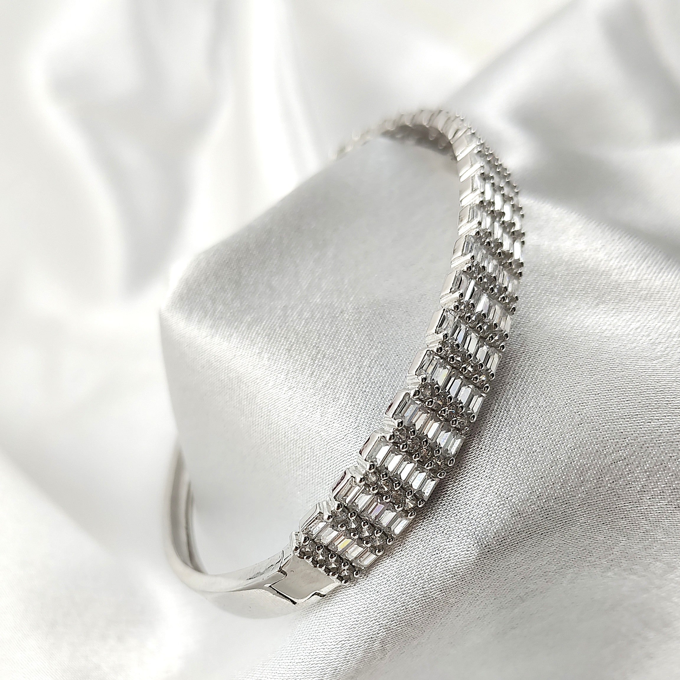 Bracelet en Argent – Éclat Intemporel à Maillons Sertis Bracelet en Argent – Éclat Intemporel à Maillons Sertis