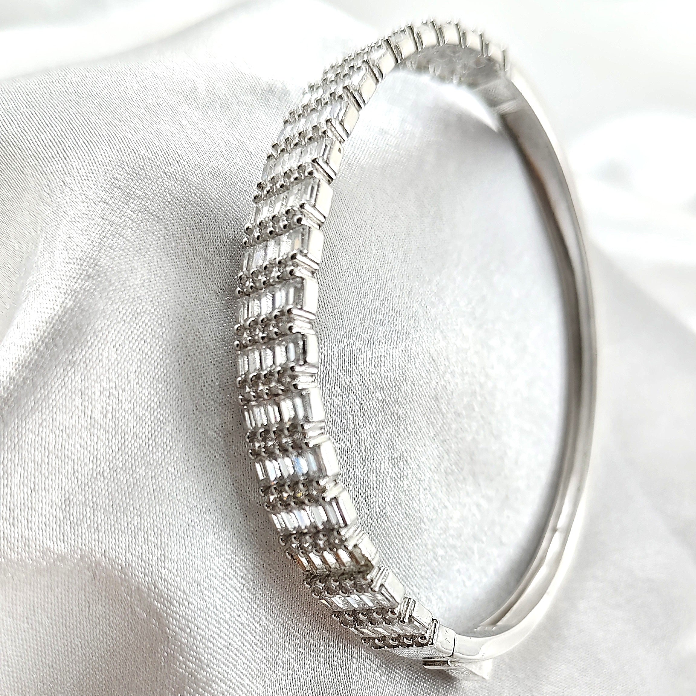 Bracelet en Argent – Éclat Intemporel à Maillons Sertis Bracelet en Argent – Éclat Intemporel à Maillons Sertis