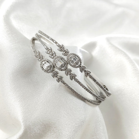 Bracelet Manchette en Argent Sertie de Zircons – Élégance Intemporelle
