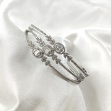 Bracelet Manchette en Argent Sertie de Zircons – Élégance Intemporelle Bracelet Manchette en Argent Sertie de Zircons – Élégance Intemporelle