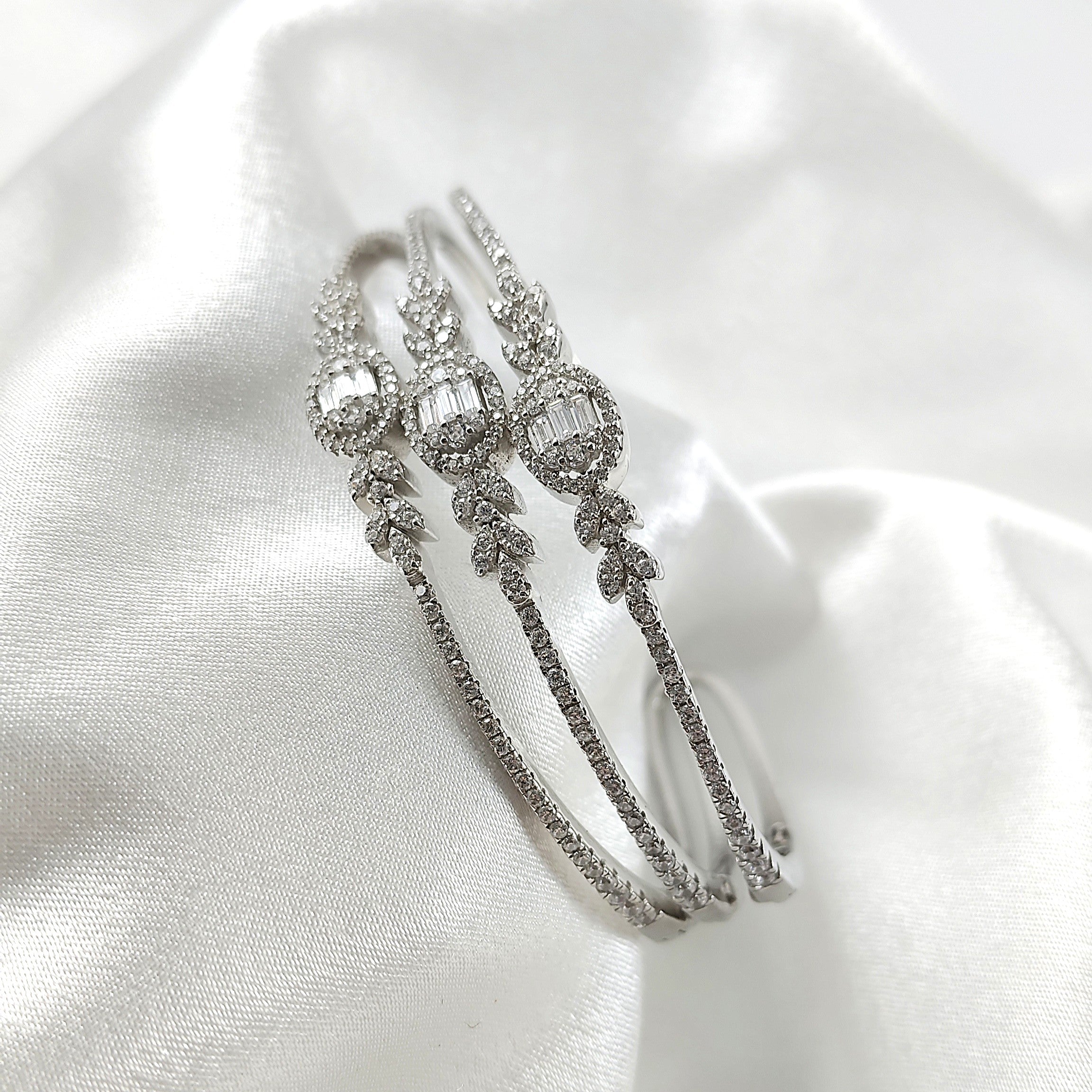 Bracelet Manchette en Argent Sertie de Zircons – Élégance Intemporelle Bracelet Manchette en Argent Sertie de Zircons – Élégance Intemporelle