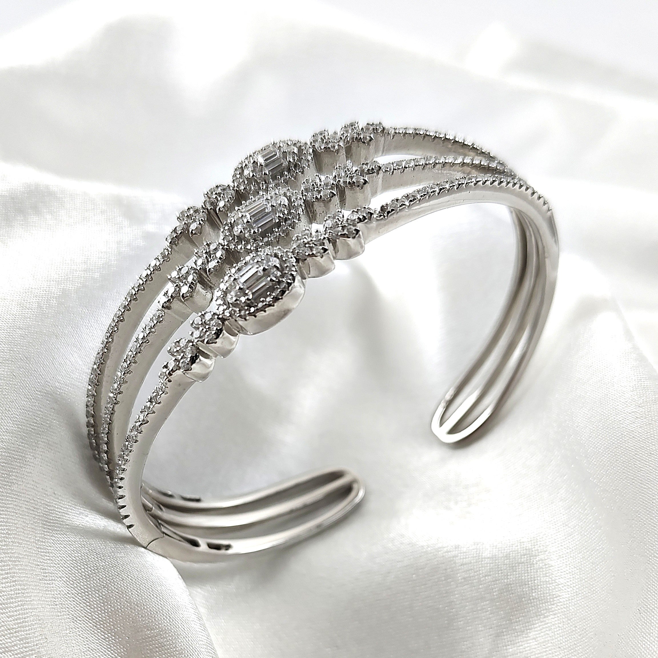 Bracelet Manchette en Argent Sertie de Zircons – Élégance Intemporelle Bracelet Manchette en Argent Sertie de Zircons – Élégance Intemporelle