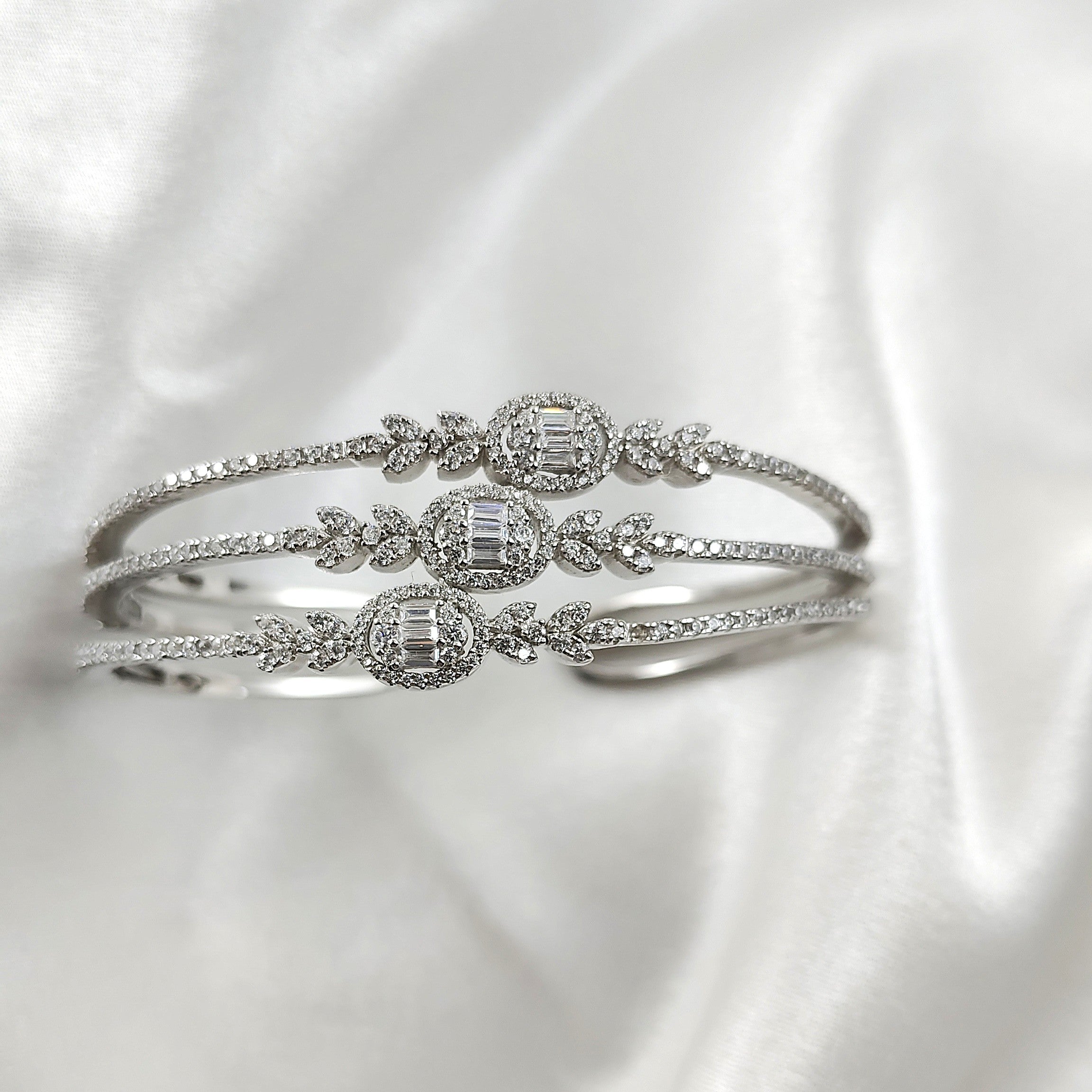 Bracelet Manchette en Argent Sertie de Zircons – Élégance Intemporelle Bracelet Manchette en Argent Sertie de Zircons – Élégance Intemporelle