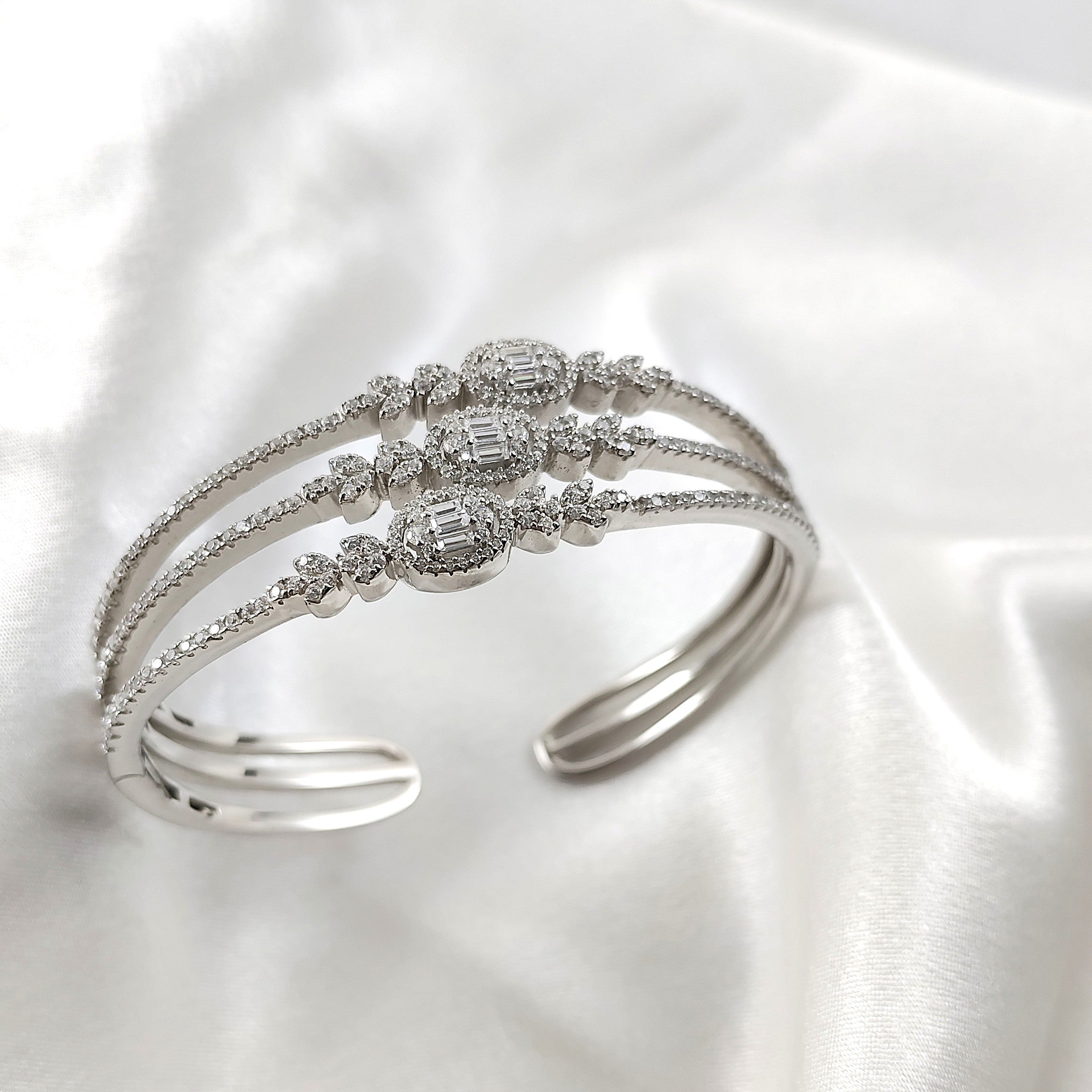 Bracelet Manchette en Argent Sertie de Zircons – Élégance Intemporelle Bracelet Manchette en Argent Sertie de Zircons – Élégance Intemporelle
