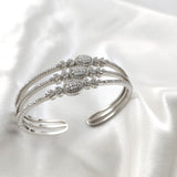 Bracelet Manchette en Argent Sertie de Zircons – Élégance Intemporelle Bracelet Manchette en Argent Sertie de Zircons – Élégance Intemporelle