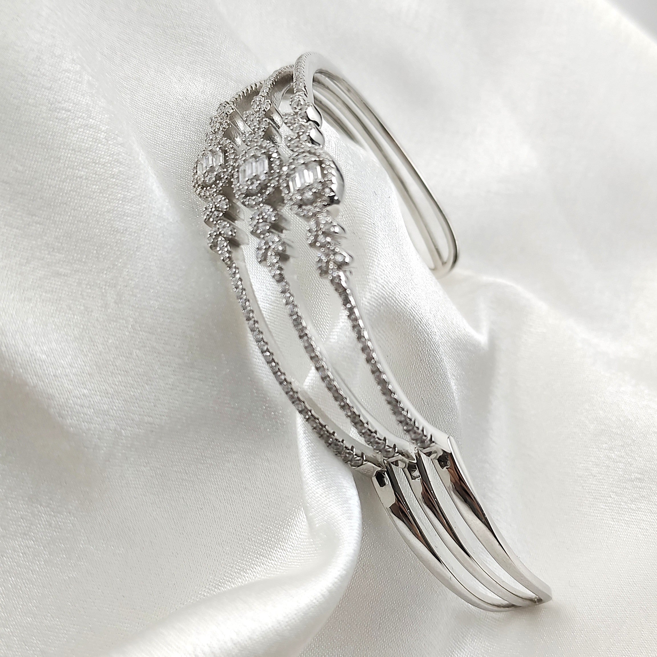 Bracelet Manchette en Argent Sertie de Zircons – Élégance Intemporelle Bracelet Manchette en Argent Sertie de Zircons – Élégance Intemporelle
