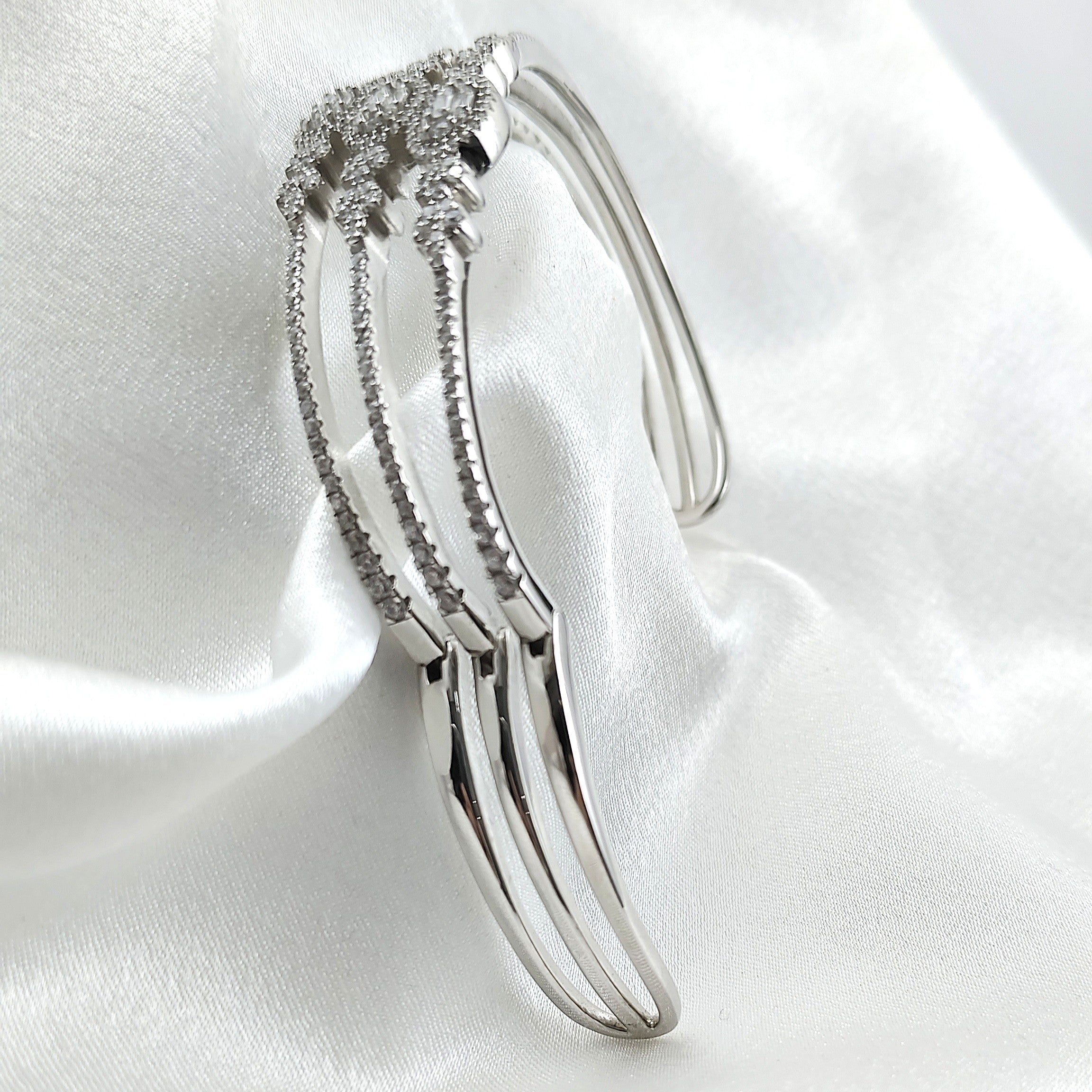 Bracelet Manchette en Argent Sertie de Zircons – Élégance Intemporelle Bracelet Manchette en Argent Sertie de Zircons – Élégance Intemporelle