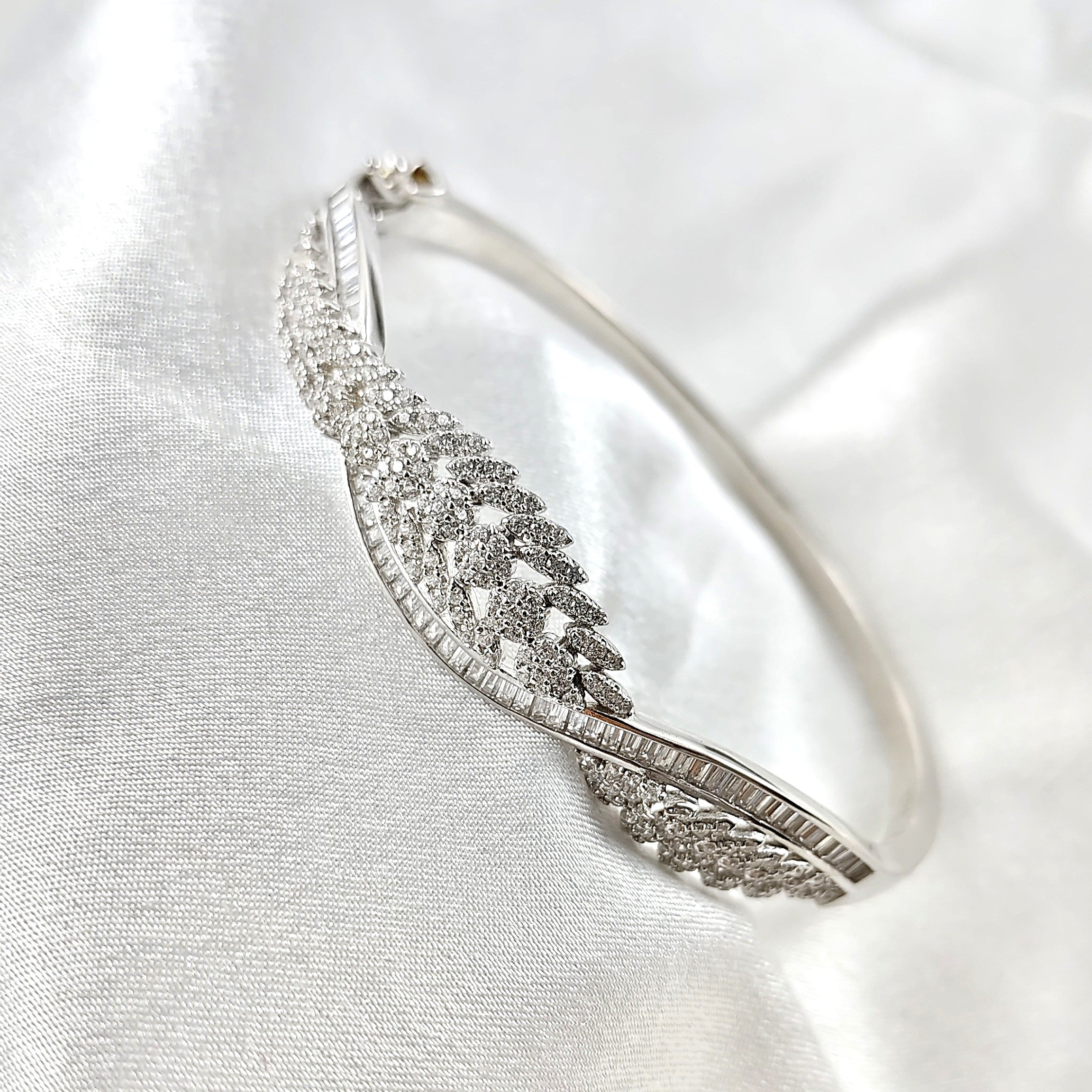 Bracelet Luxe Raffiné – Feuilles Étincelantes en Argent Bracelet Luxe Raffiné – Feuilles Étincelantes en Argent