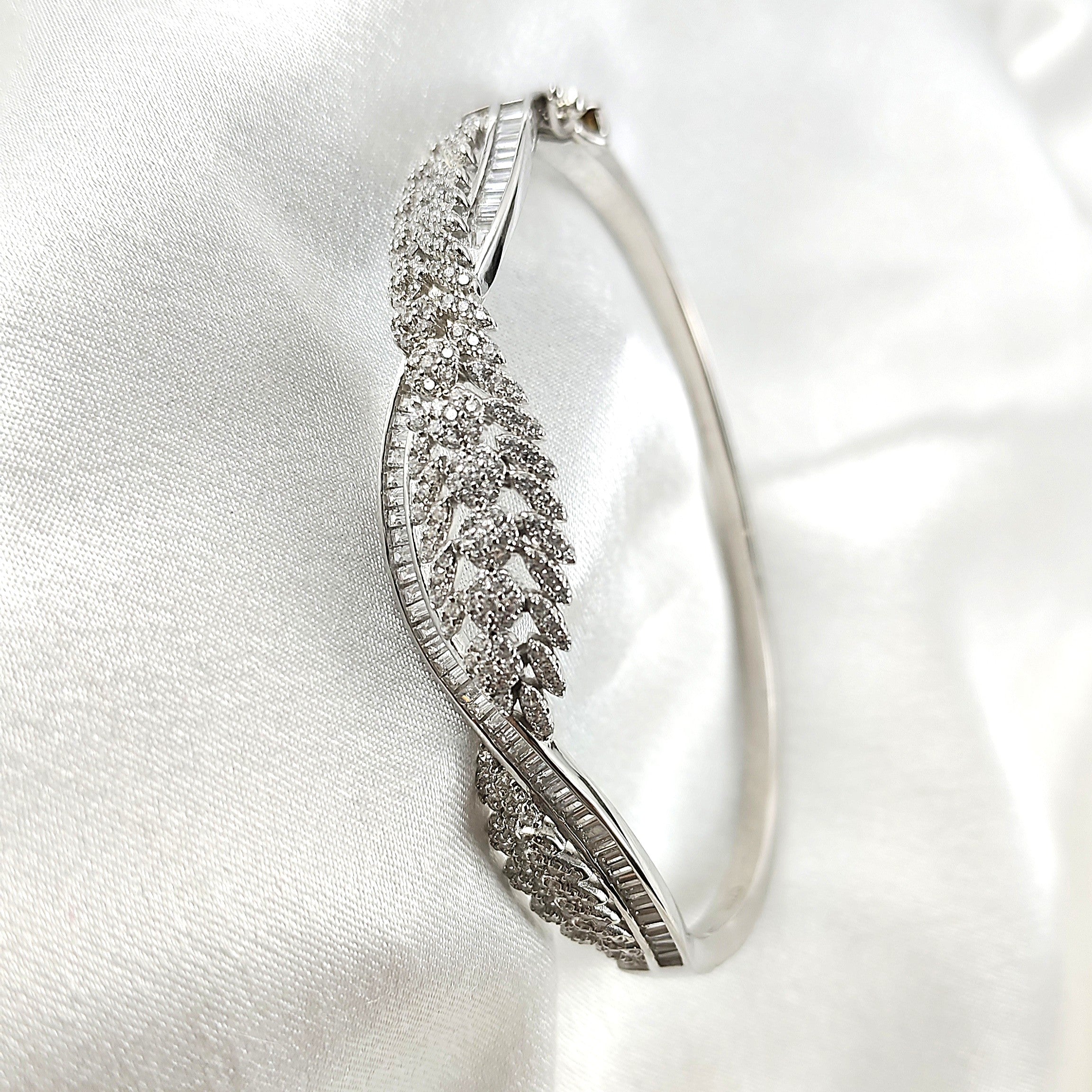 Bracelet Luxe Raffiné – Feuilles Étincelantes en Argent Bracelet Luxe Raffiné – Feuilles Étincelantes en Argent