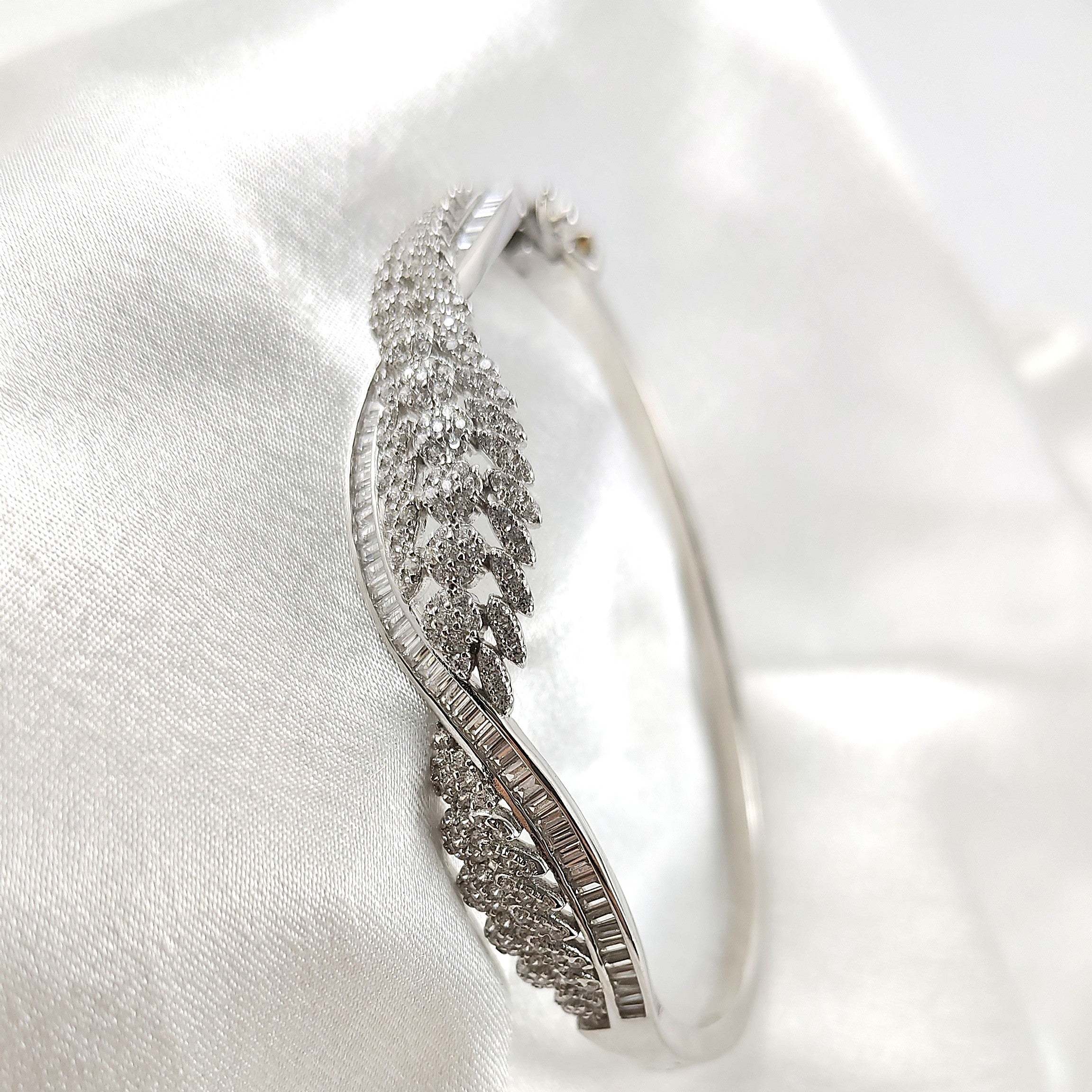 Bracelet Luxe Raffiné – Feuilles Étincelantes en Argent Bracelet Luxe Raffiné – Feuilles Étincelantes en Argent