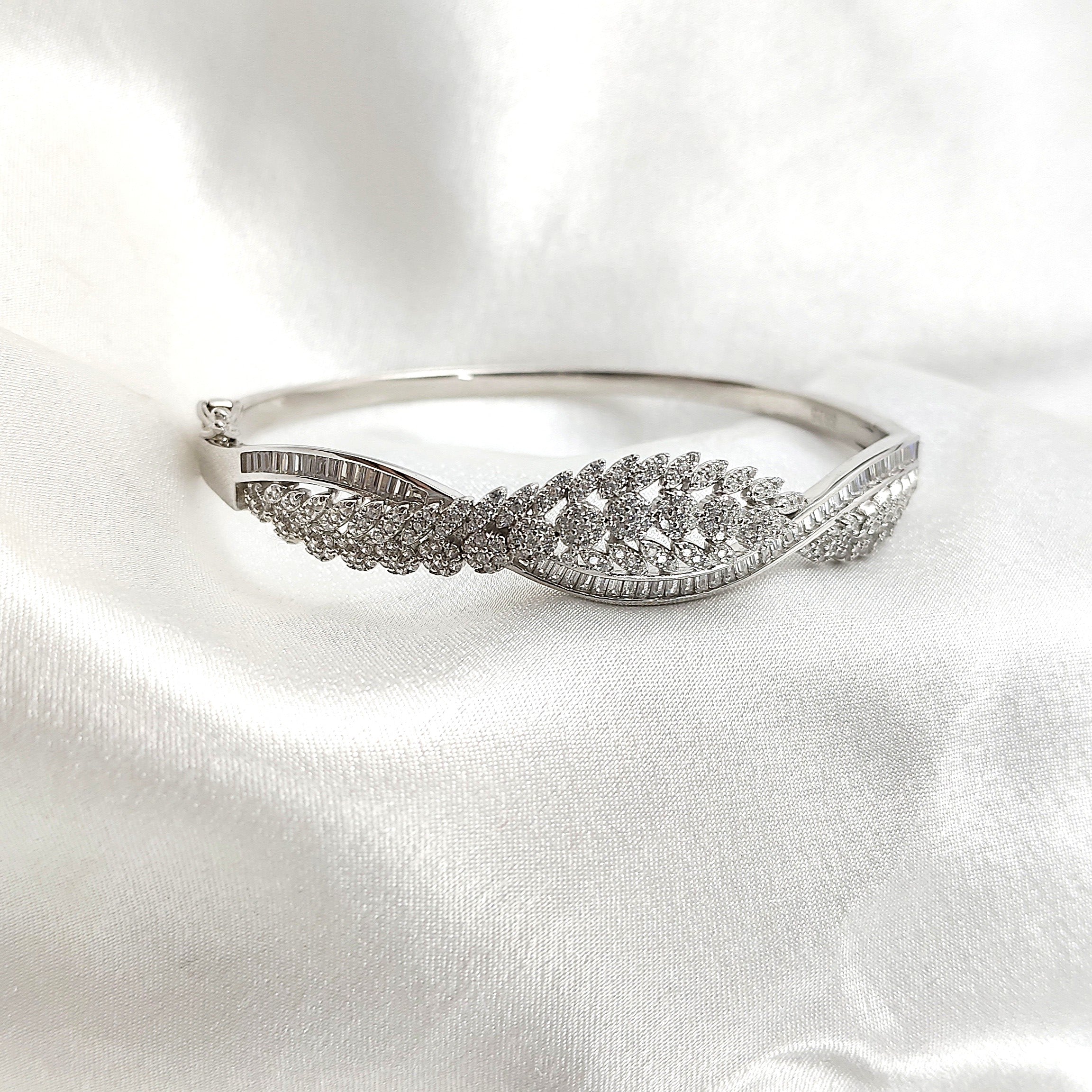 Bracelet Luxe Raffiné – Feuilles Étincelantes en Argent Bracelet Luxe Raffiné – Feuilles Étincelantes en Argent