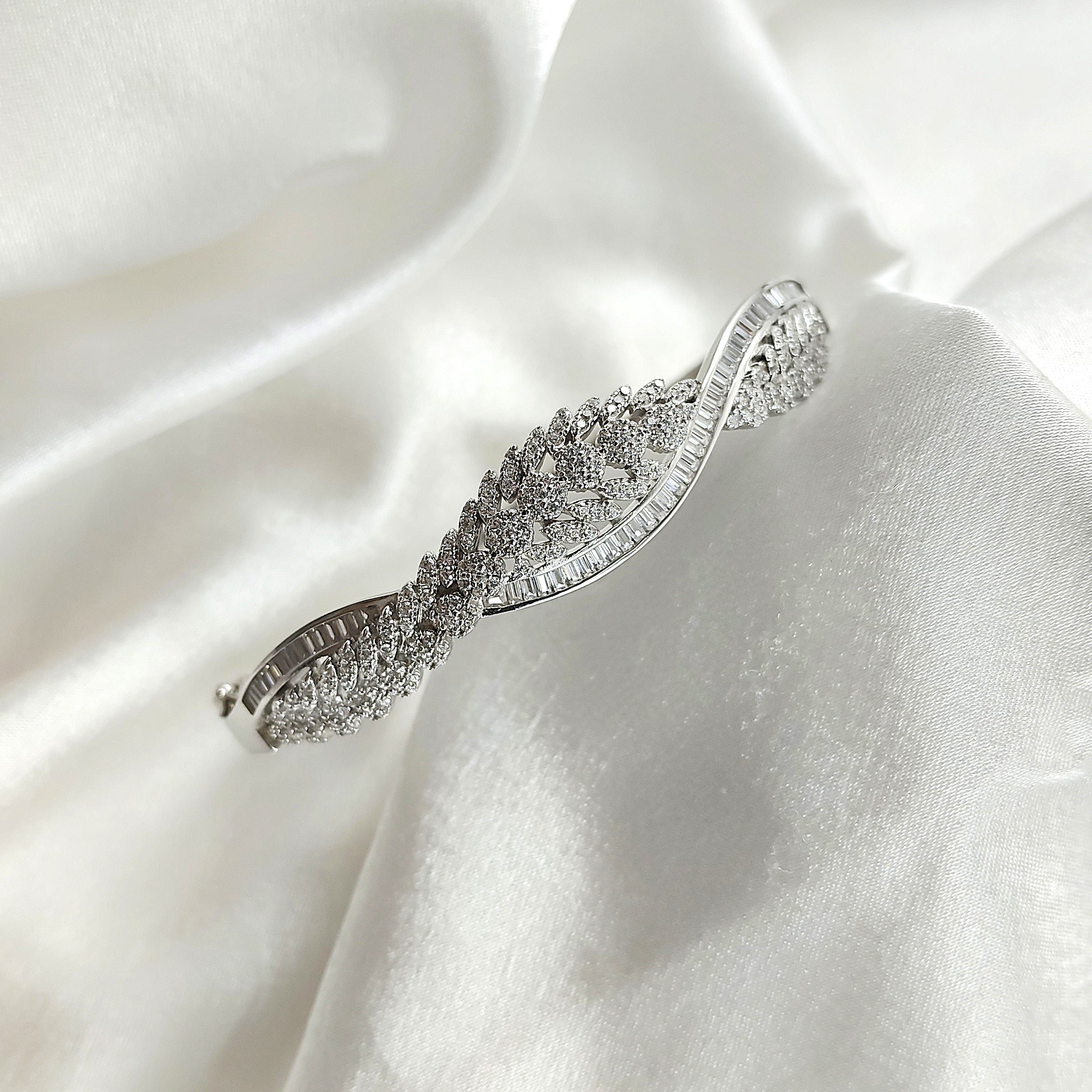 Bracelet Luxe Raffiné – Feuilles Étincelantes en Argent Bracelet Luxe Raffiné – Feuilles Étincelantes en Argent