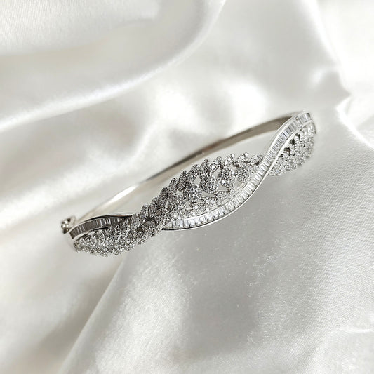 Bracelet Luxe Raffiné – Feuilles Étincelantes en Argent
