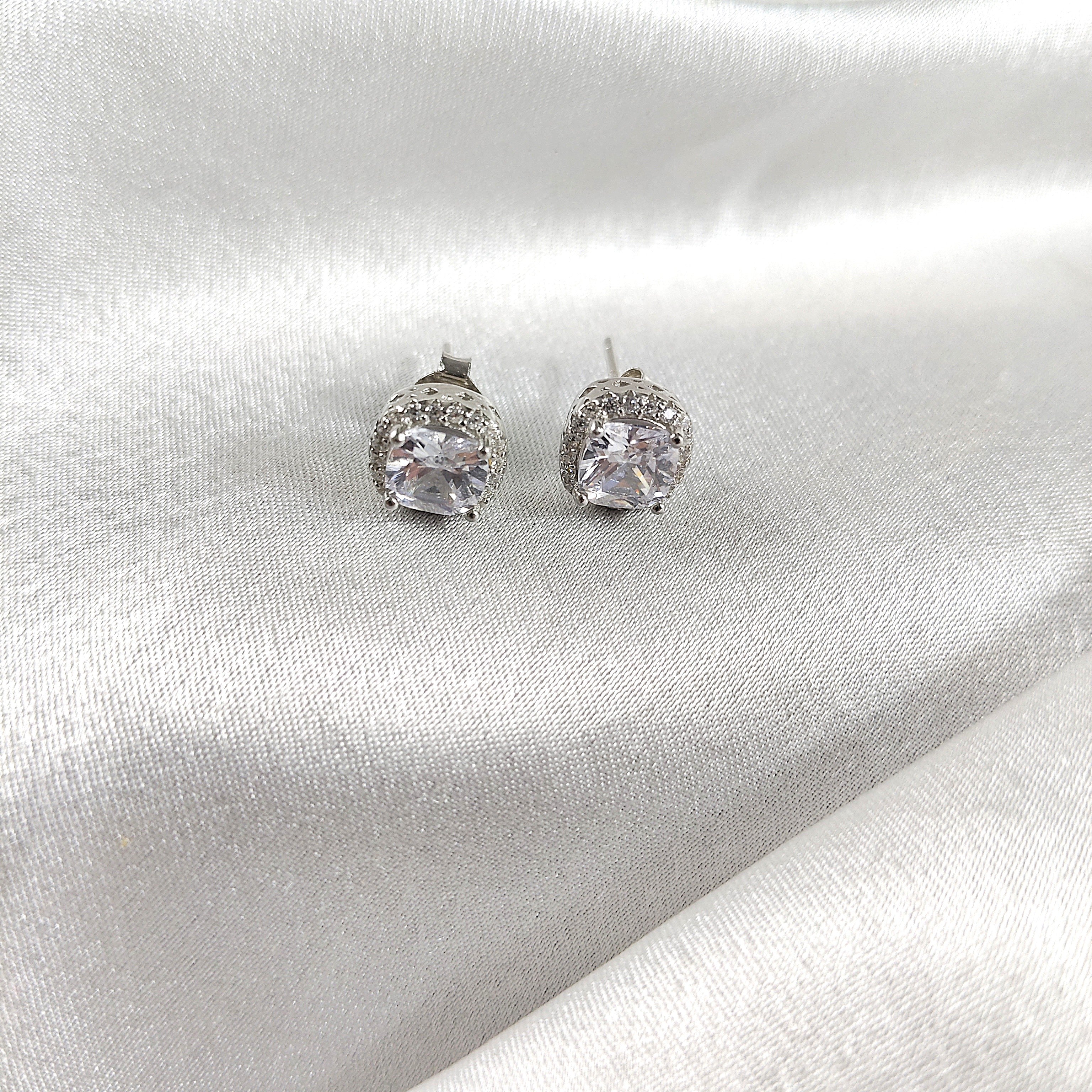 Boucles d’Oreilles “Éclat Carré” en Argent Boucles d’Oreilles “Éclat Carré” en Argent