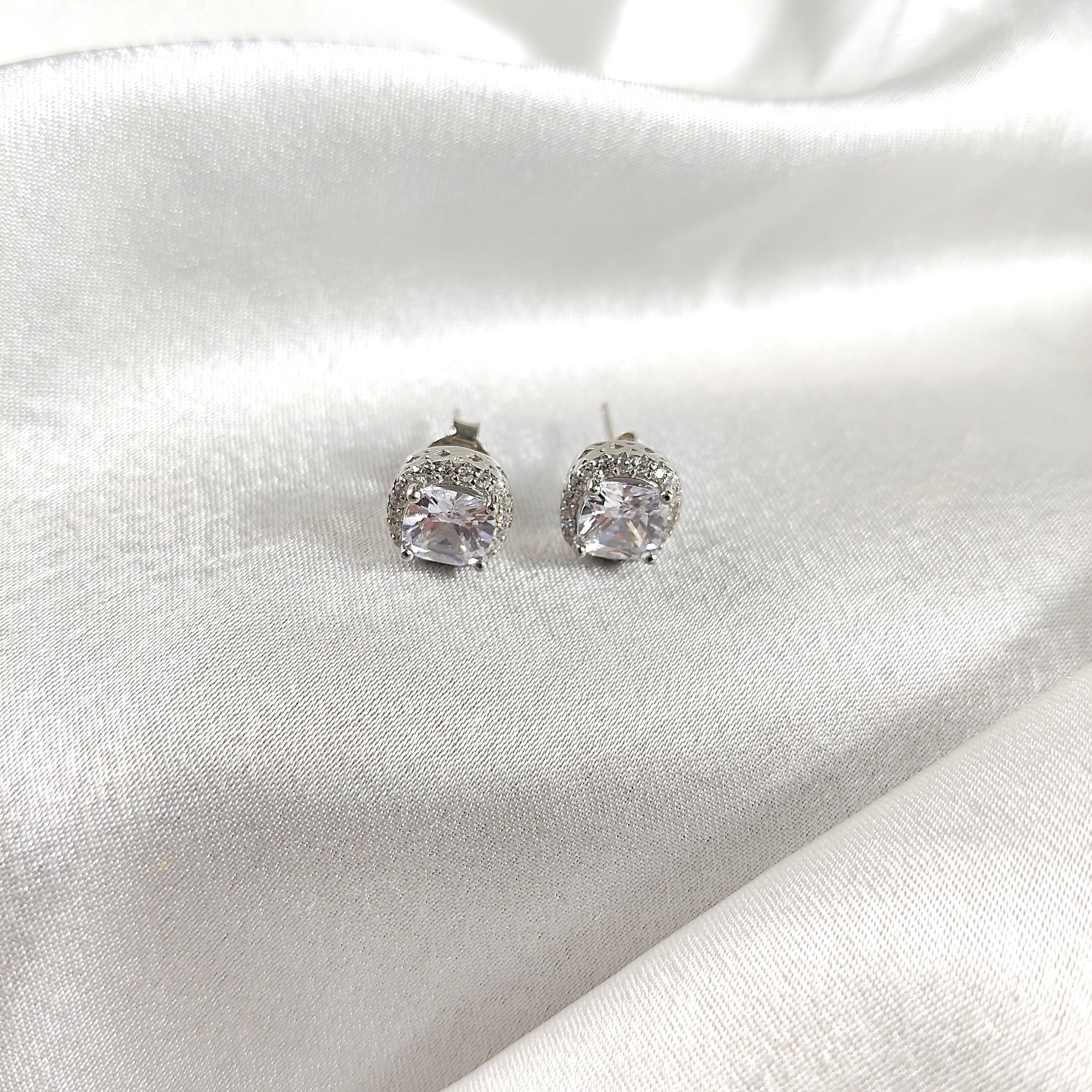 Boucles d’Oreilles “Éclat Carré” en Argent Boucles d’Oreilles “Éclat Carré” en Argent