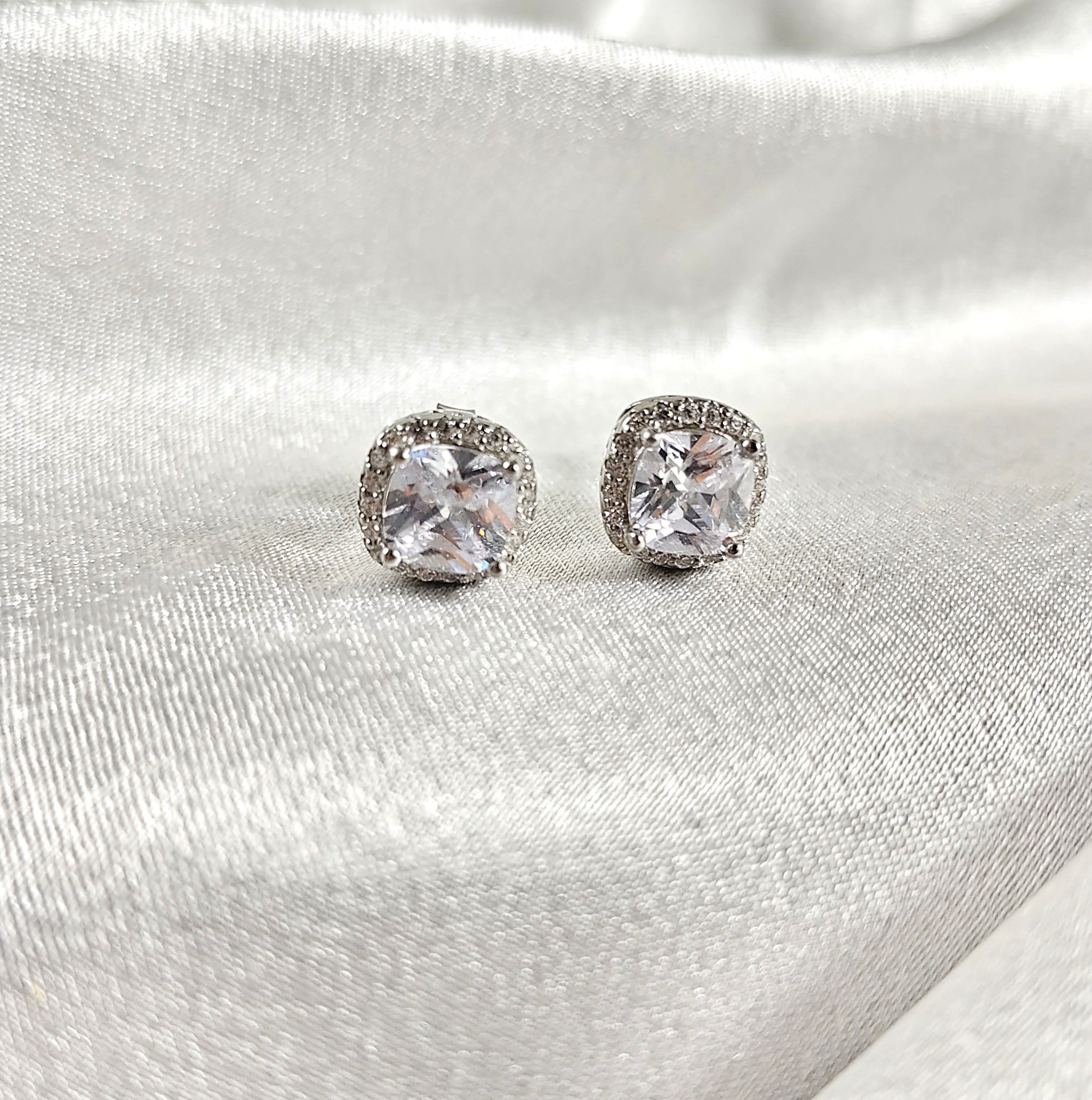 Boucles d’Oreilles “Éclat Carré” en Argent Boucles d’Oreilles “Éclat Carré” en Argent
