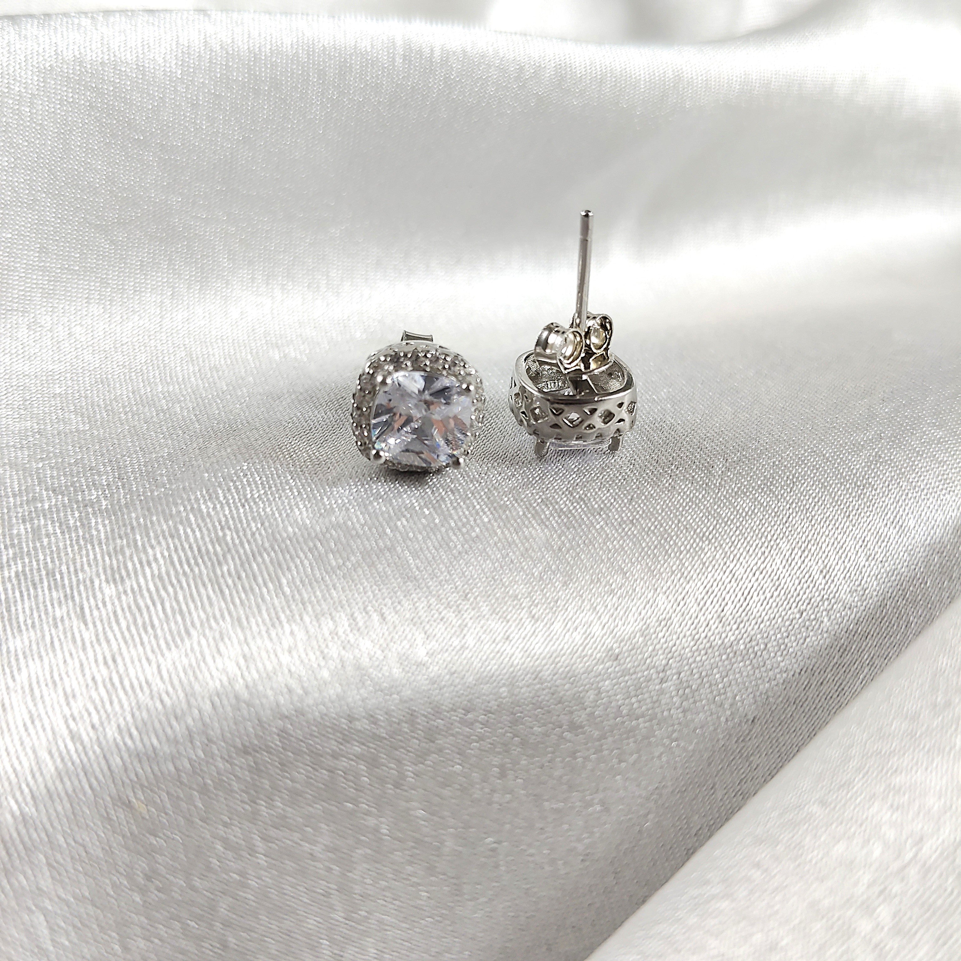 Boucles d’Oreilles “Éclat Carré” en Argent Boucles d’Oreilles “Éclat Carré” en Argent