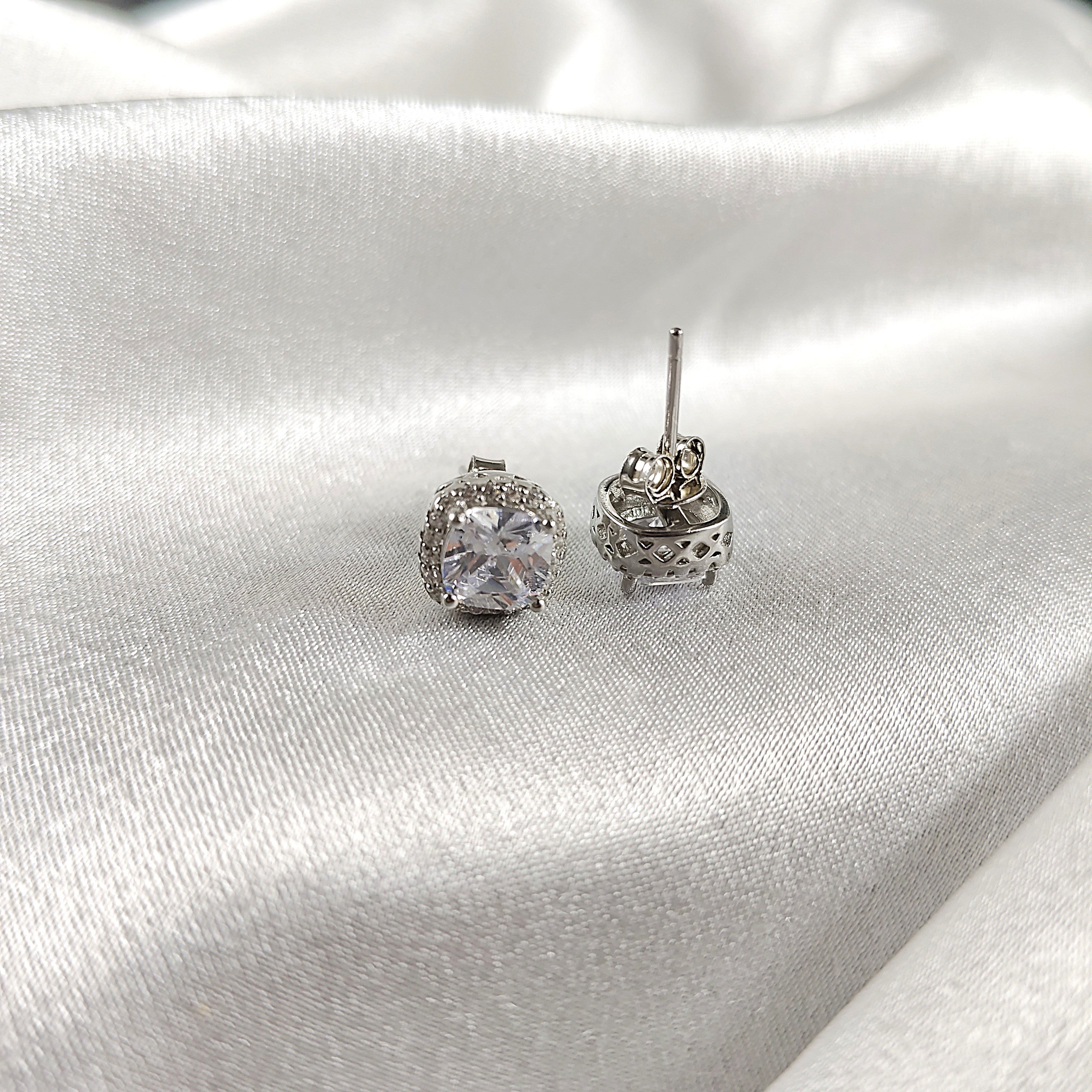 Boucles d’Oreilles “Éclat Carré” en Argent Boucles d’Oreilles “Éclat Carré” en Argent