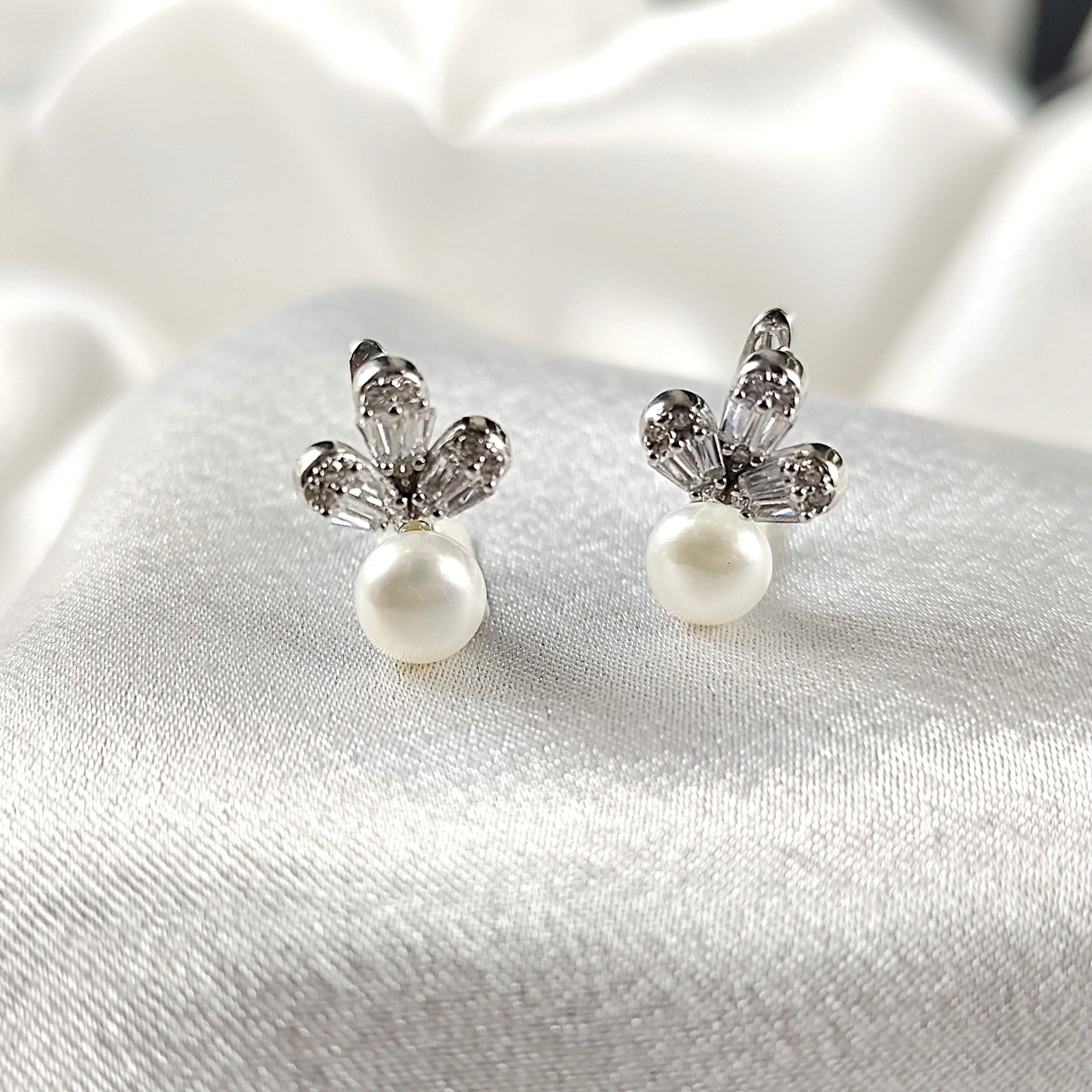 Boucles d’Oreilles “Perle Fleurie” en Argent Boucles d’Oreilles “Perle Fleurie” en Argent