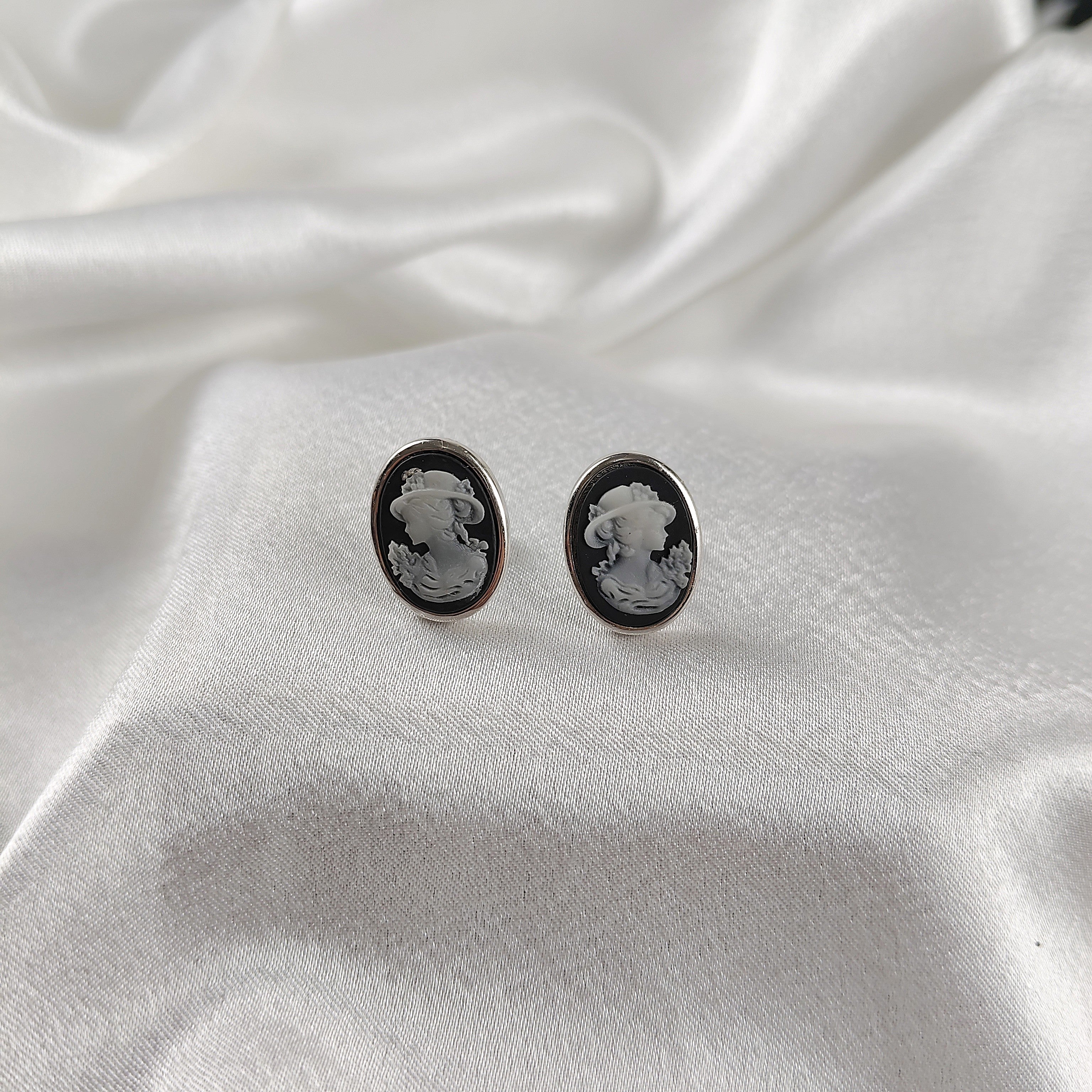 Boucles d’Oreilles “Camée Classique” en Argent Boucles d’Oreilles “Camée Classique” en Argent