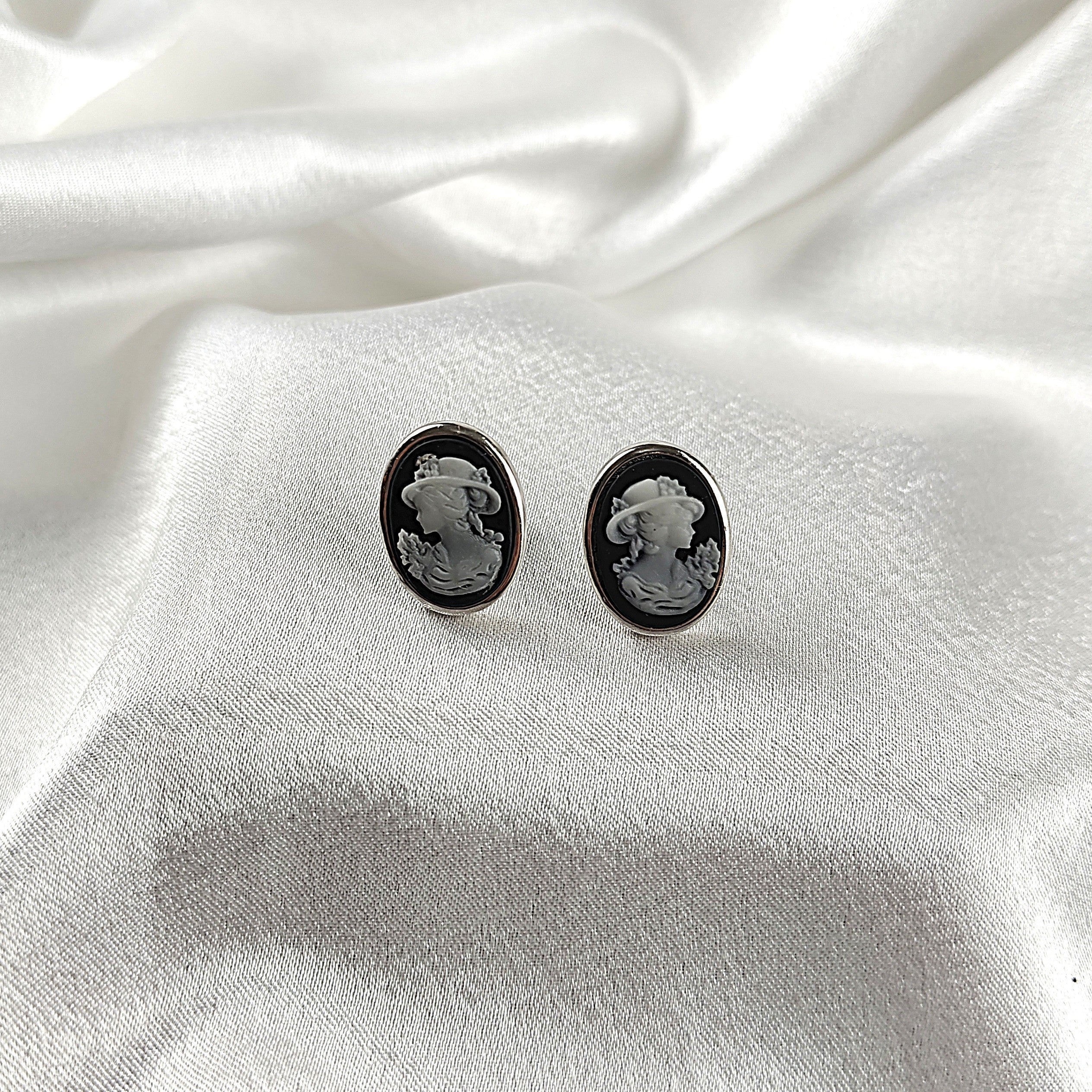Boucles d’Oreilles “Camée Classique” en Argent Boucles d’Oreilles “Camée Classique” en Argent