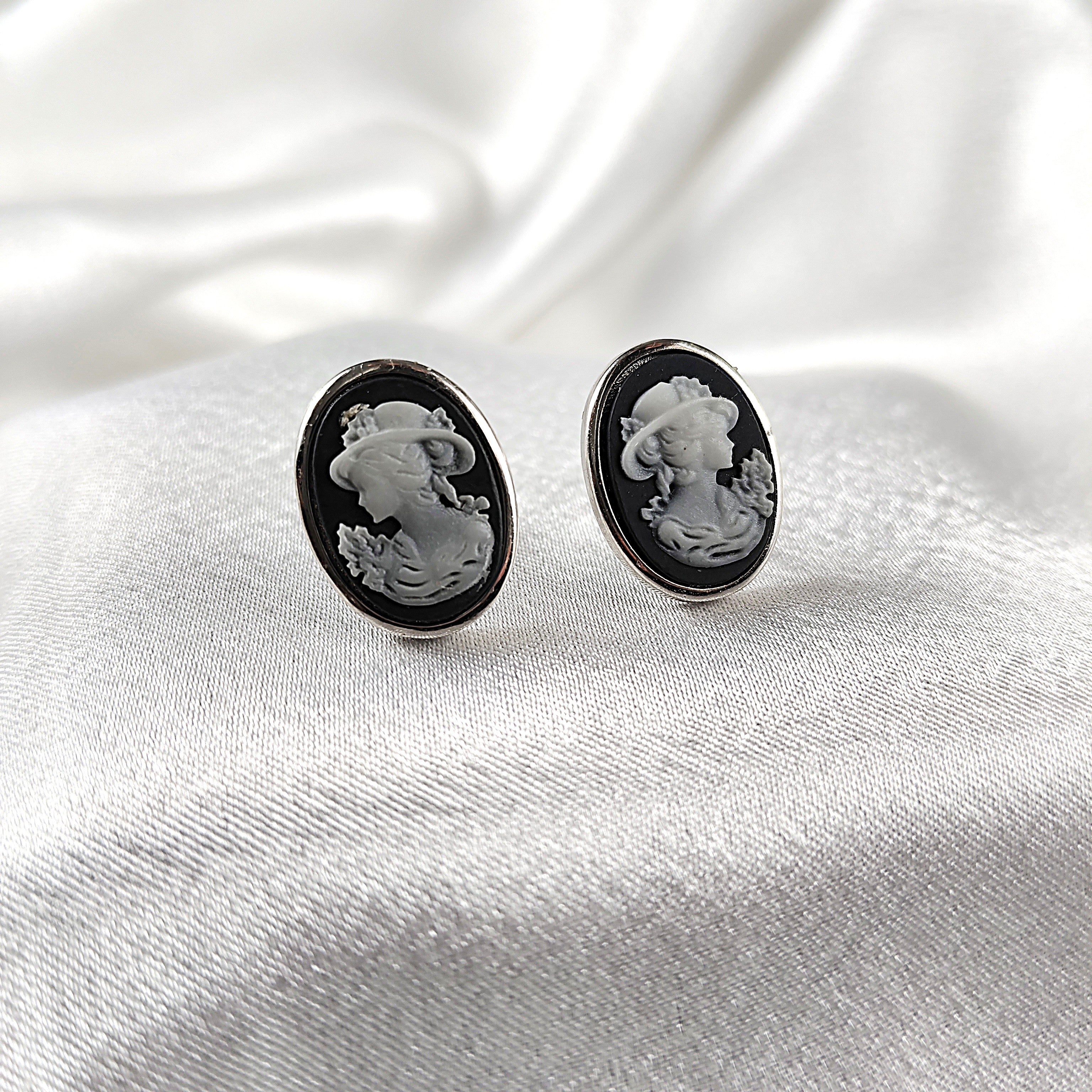 Boucles d’Oreilles “Camée Classique” en Argent Boucles d’Oreilles “Camée Classique” en Argent